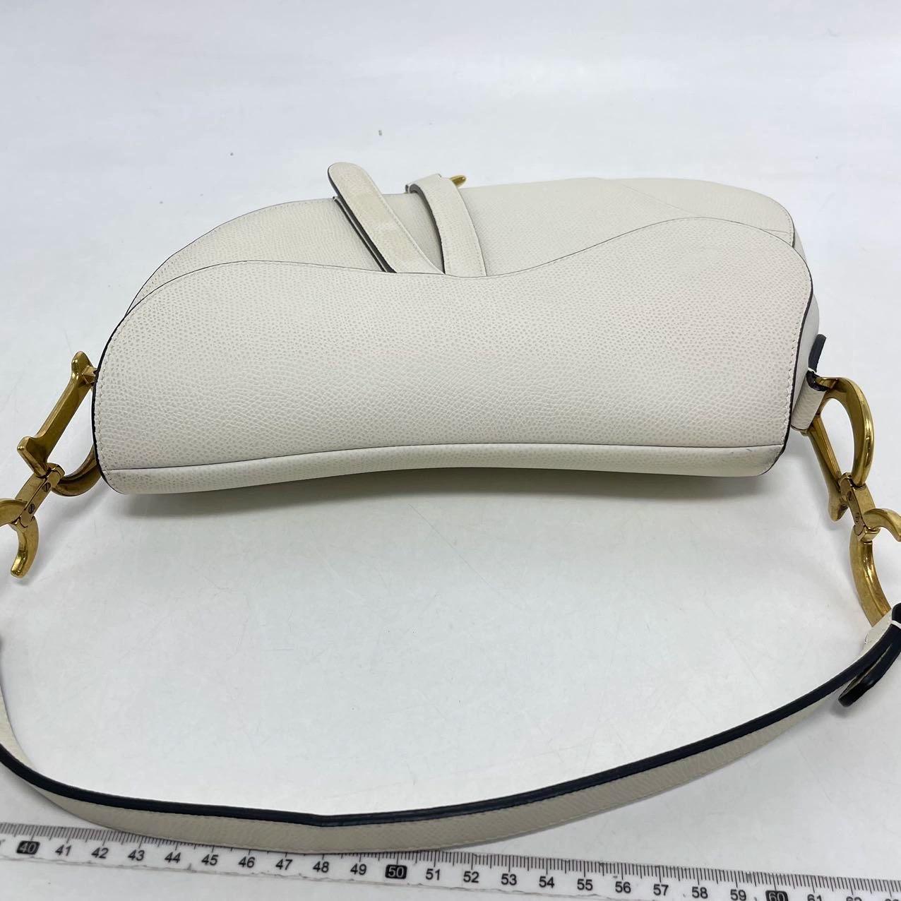 Dior Weiße Medium Handtasche aus genarbtem Leder in Sattelform im Angebot 1