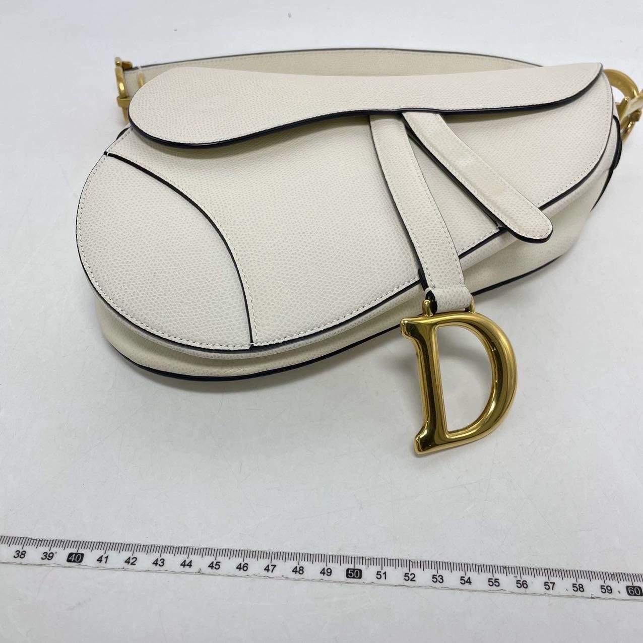 Dior Weiße Medium Handtasche aus genarbtem Leder in Sattelform im Angebot 2
