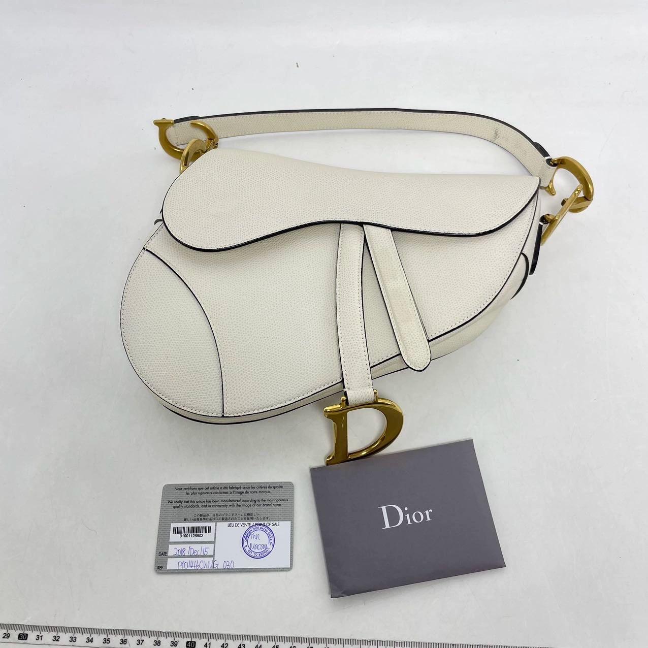 Dior Weiße Medium Handtasche aus genarbtem Leder in Sattelform im Angebot 3