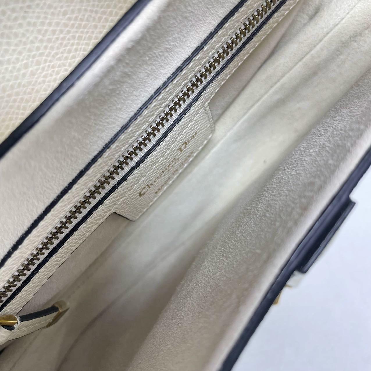 Dior Weiße Medium Handtasche aus genarbtem Leder in Sattelform im Angebot 4
