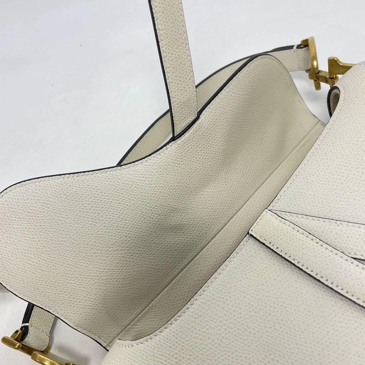 Dior Weiße Medium Handtasche aus genarbtem Leder in Sattelform im Angebot 5