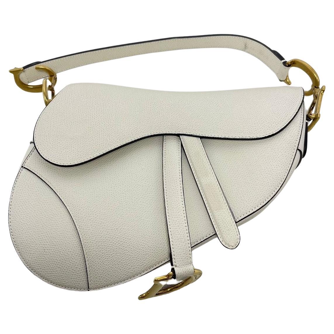 Dior Weiße Medium Handtasche aus genarbtem Leder in Sattelform im Angebot