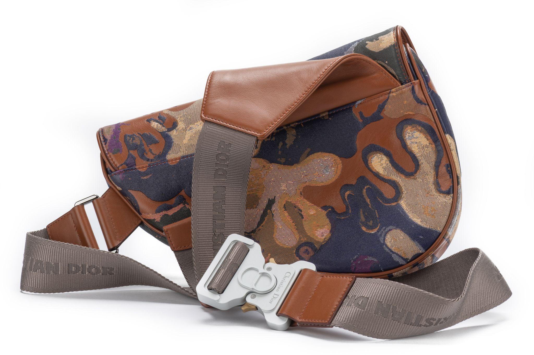 Dior Peter Doig Saddle Crossbody Belt Bag mit einem verstellbaren Schulterriemen, der 20