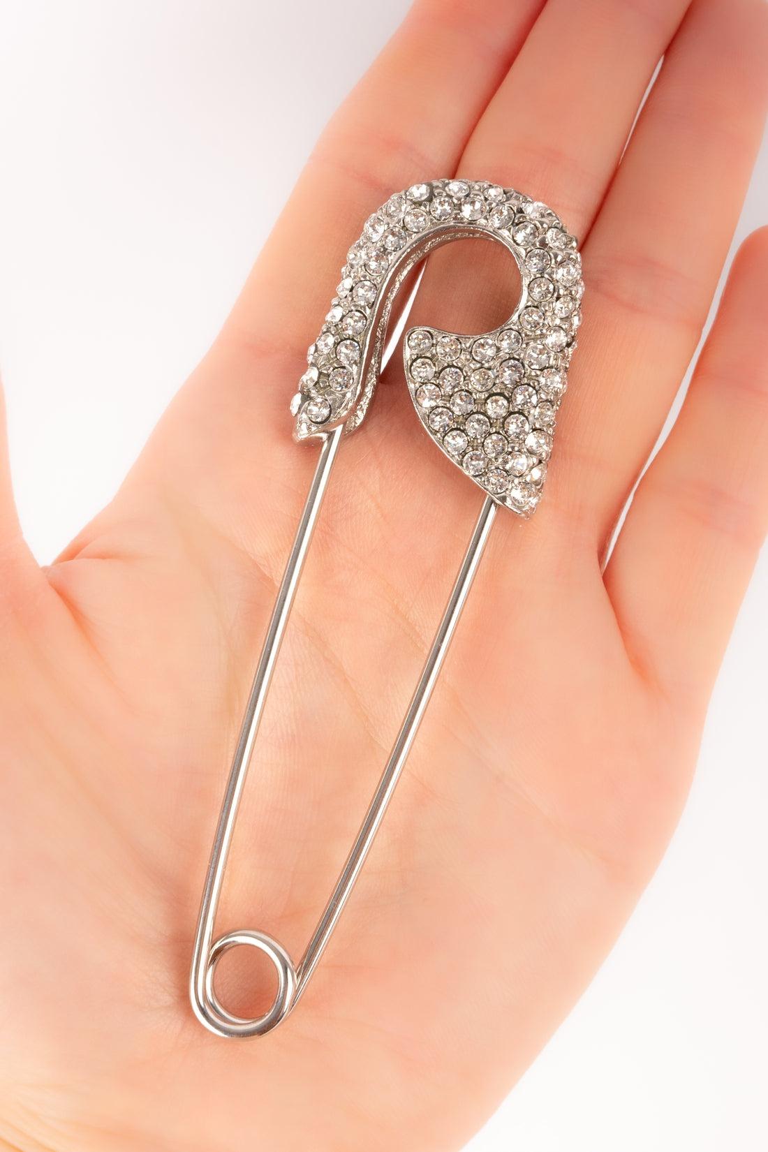 Dior - (Fabriqué en France) Broche épingle à nourrice en métal argenté avec strass Swarovski. Bijoux des années 1990.

Informations complémentaires :
Condit : Très bon état.
Dimensions : 10 cm x 3 cm : 10 cm x 3 cm
Période : 20ème siècle

Référence