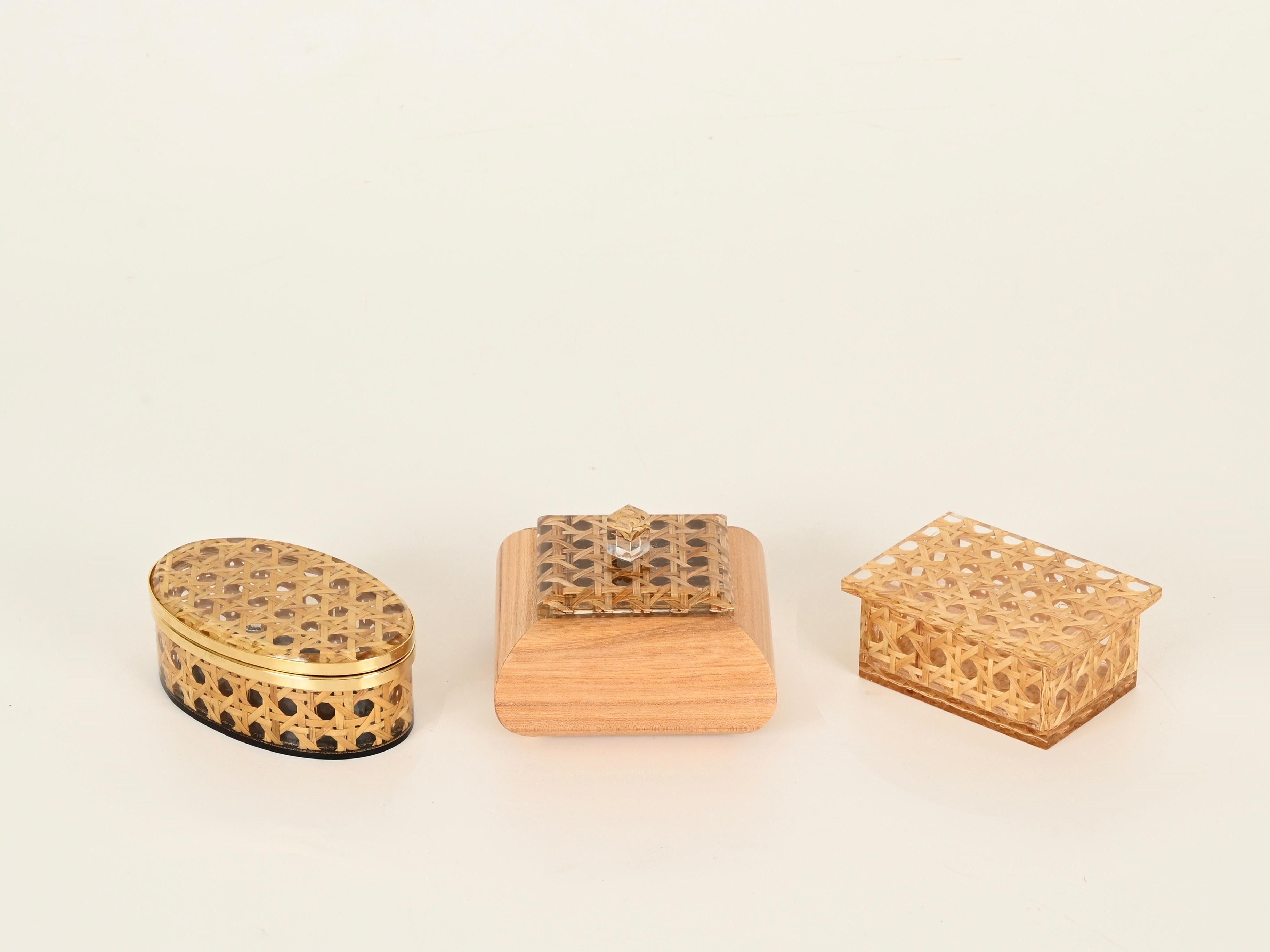 Stunning Mid-Century set of three decorative jewelry boxes made from a combination of lucite enriched with Vienna straw, brass, wood, and tortoiseshell-effect lucite. This incredibly stylish set was produced in Italy during the 1970s and is
