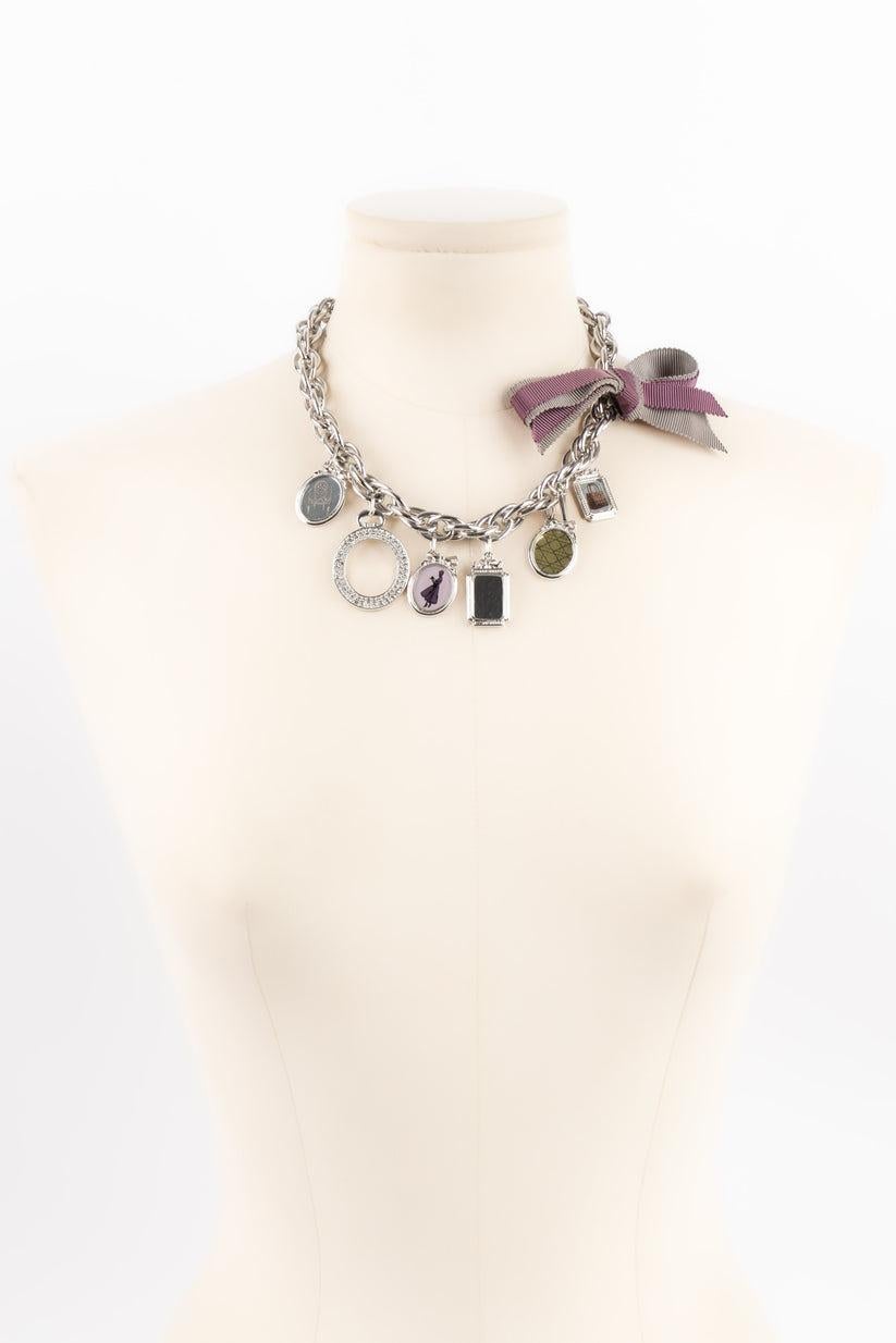 Dior - Set composto da una collana e un bracciale in metallo argentato con nastri grigi e malva.

Informazioni aggiuntive:
Condizioni: Ottime condizioni
Dimensioni: Lunghezza della collana: da 41 cm a 46 cm Lunghezza del bracciale: 19