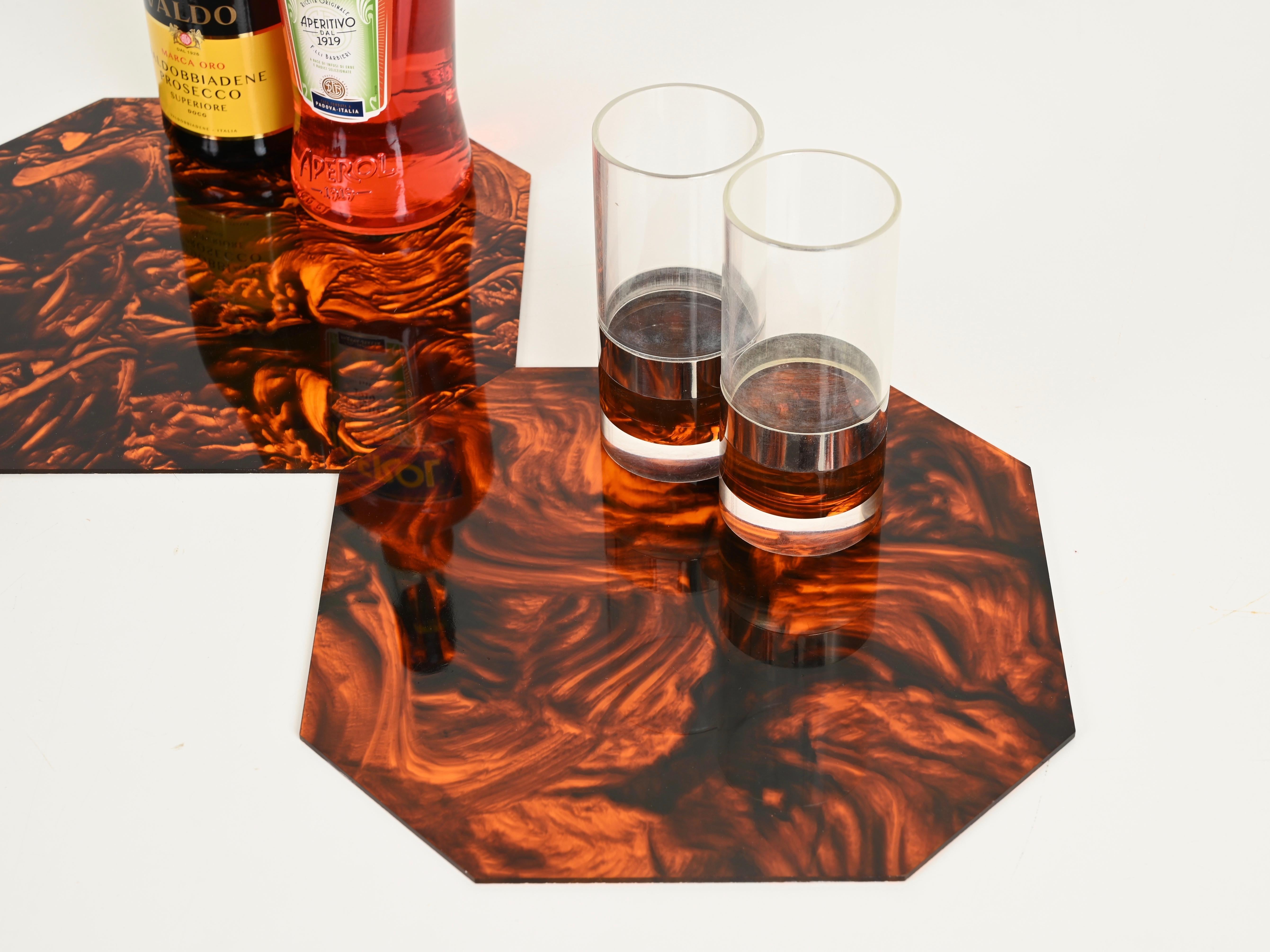 Maravilloso juego de seis platos hondos octogonales en vibrante lucita efecto carey. Este conjunto increíblemente elegante y único se atribuye a una producción de Dior Home y se fabricó en Italia durante la década de 1970. 

En un estado fabuloso. 