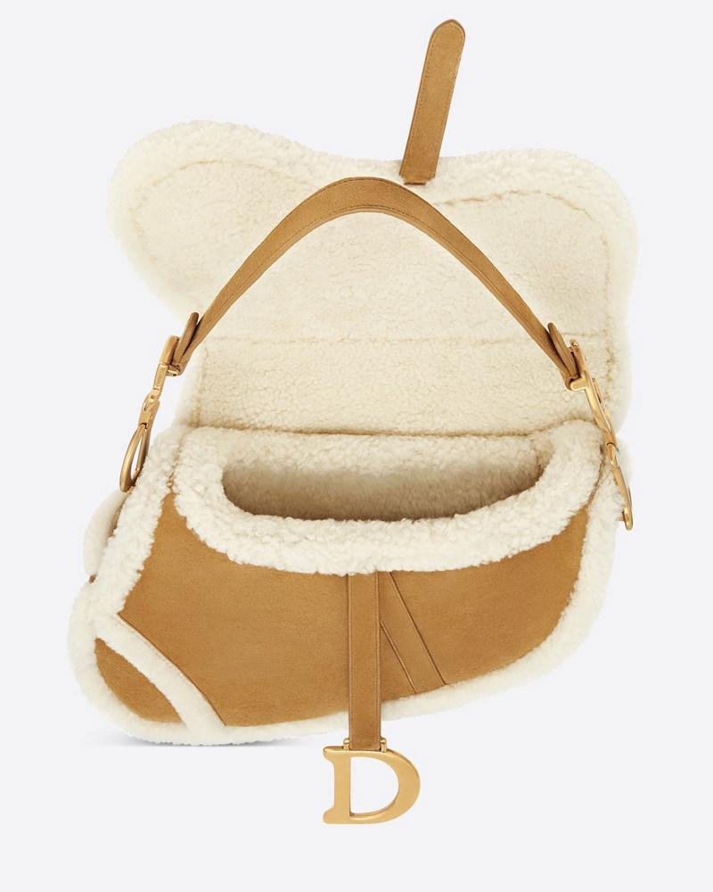 Christian Dior Satteltasche.

Christian Dior Satteltasche aus Schafsleder. Neuwertiger Zustand, wie neu. Schöne Schafsfell und tan Wildleder Satteltasche. Ikonisches Design und begehrtester Stil der Gegenwart. Inklusive Schutzhülle, Quittung und