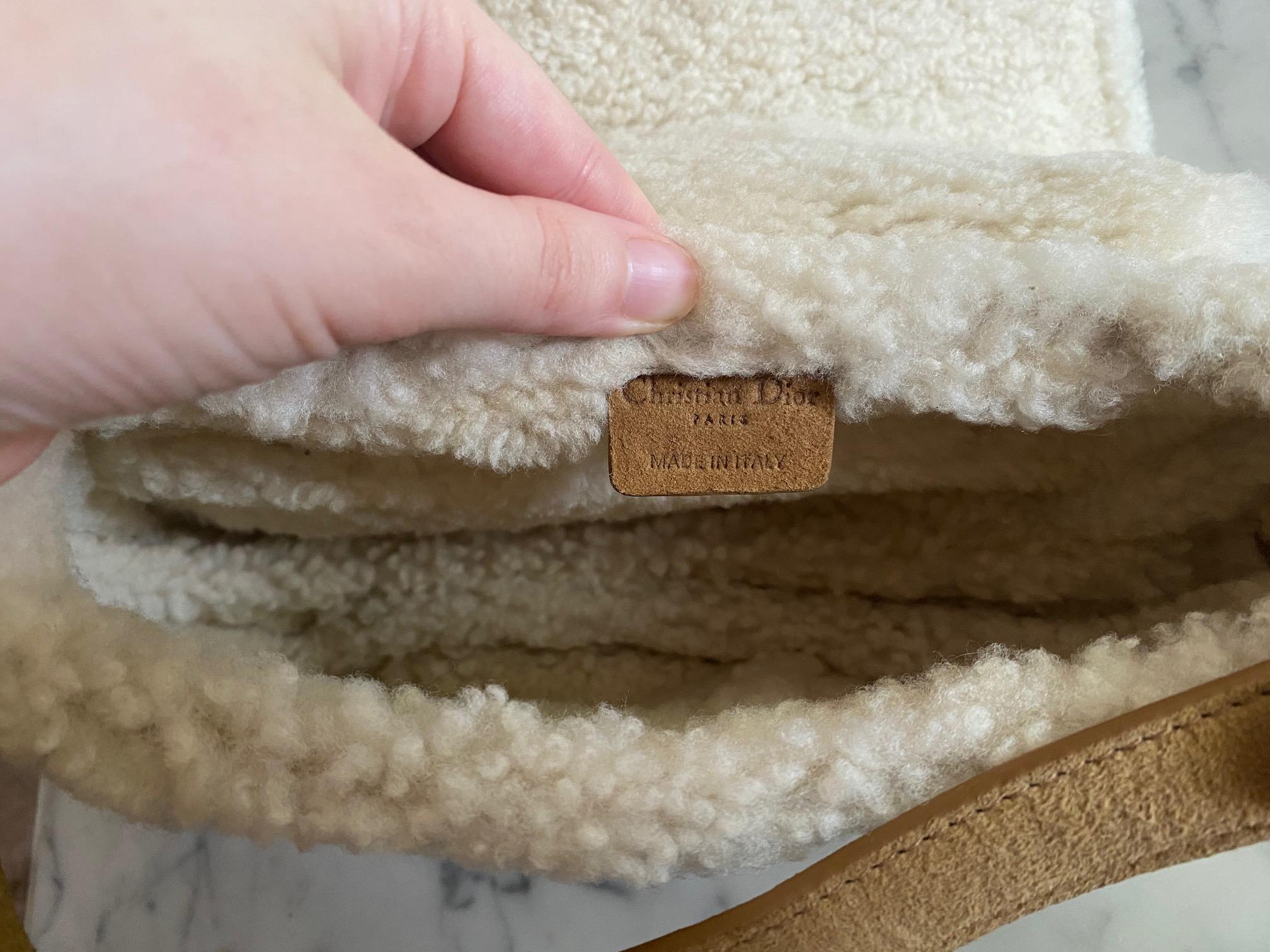 Dior Satteltasche aus Shearling im Angebot 1