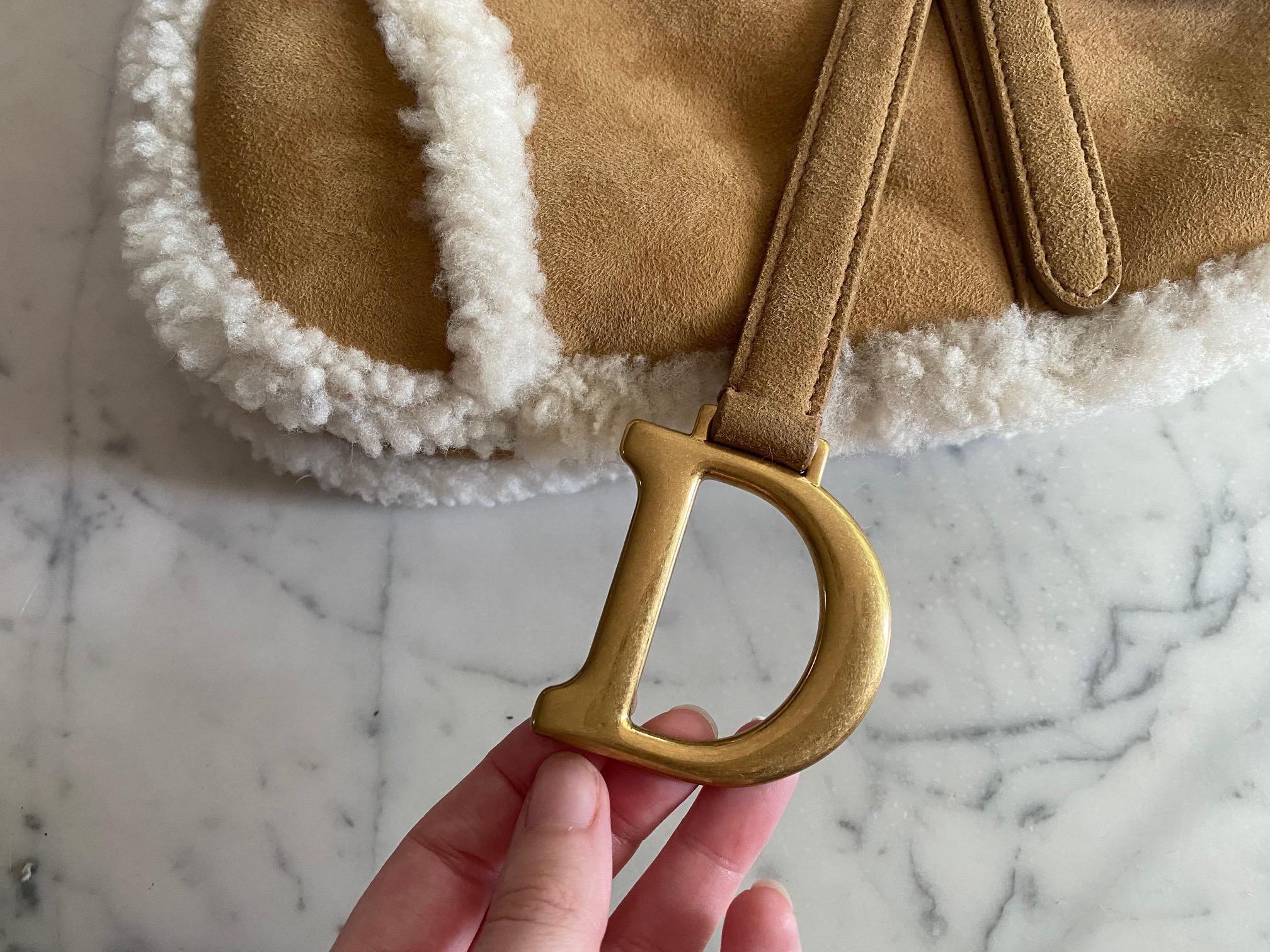 Dior Satteltasche aus Shearling im Angebot 2