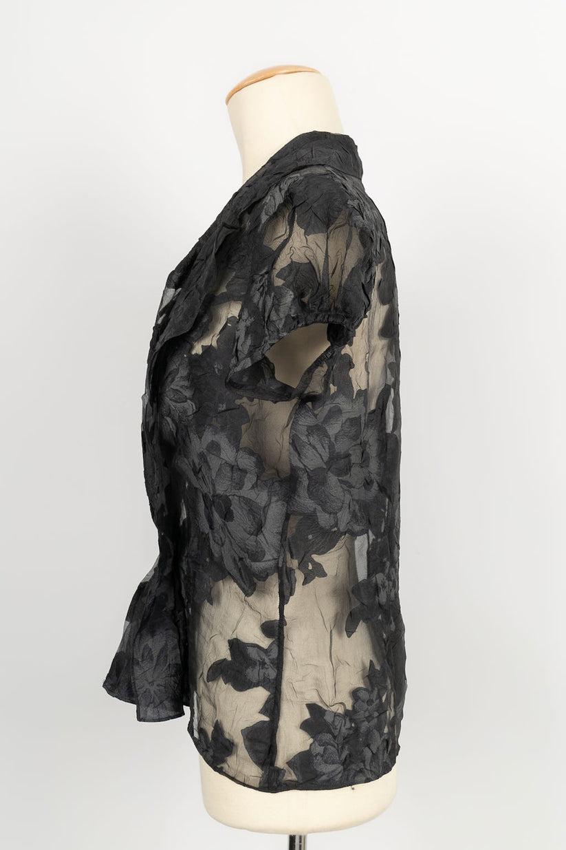 Dior -Sheer organza top. No size label or composition, it fits a size 36FR.

Additional information:

Dimensions: 
Shoulder width: 40 cm 
Chest: 46 cm 
Sleeve length: 16 cm 
Length: 55 cm

Condition: Very good condition
Seller Ref number: FH22