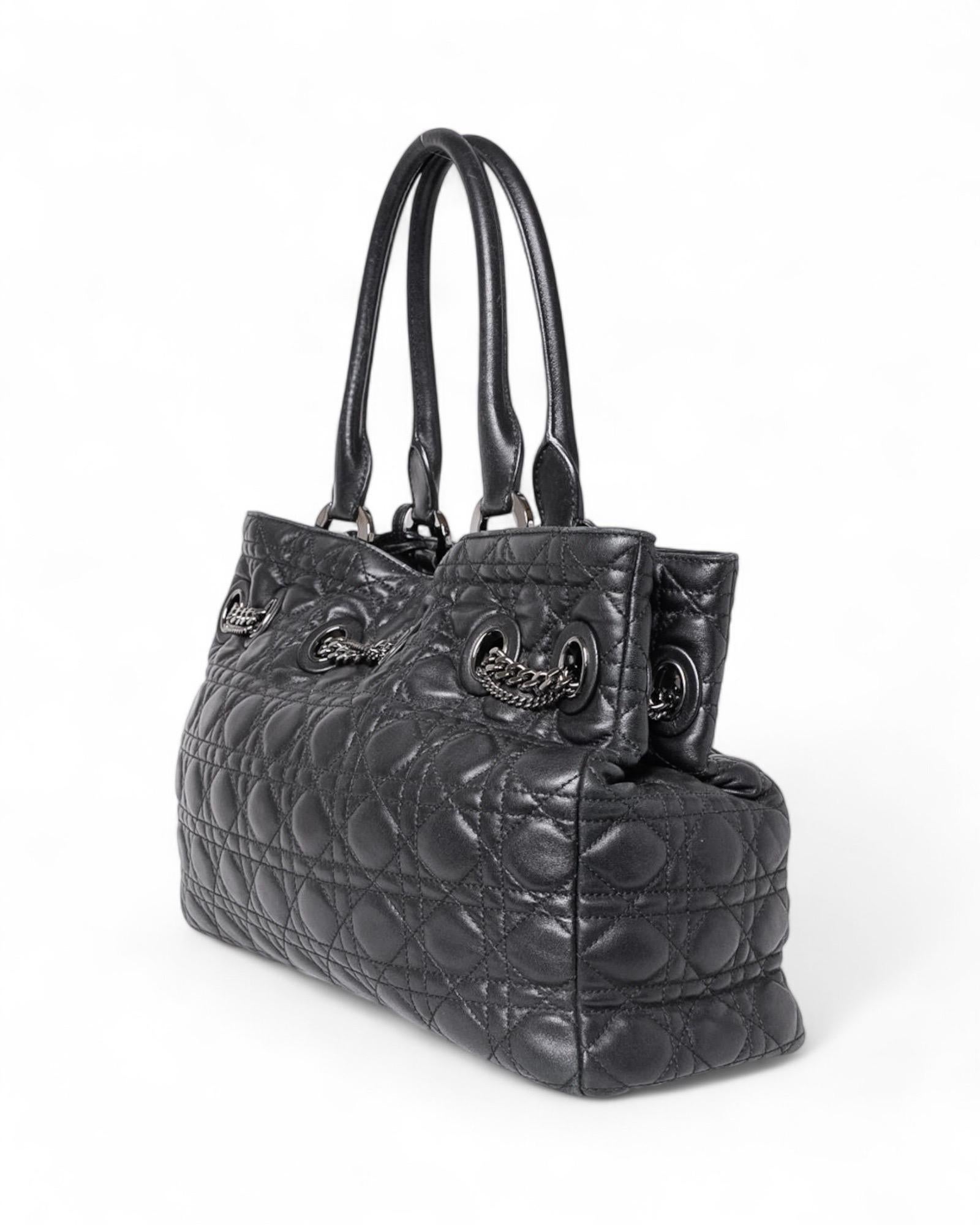 Gepäckträger Dior, Modell Padlock Cannage Soft, hergestellt aus schwarzem Leder, mit silbernen Beschlägen. Mit einem oberen Verschluss mit kaltem Boden und einem DIOR-Schriftzug auf der Vorderseite, der innen mit Ton in Ton gerippt ist, und der sehr