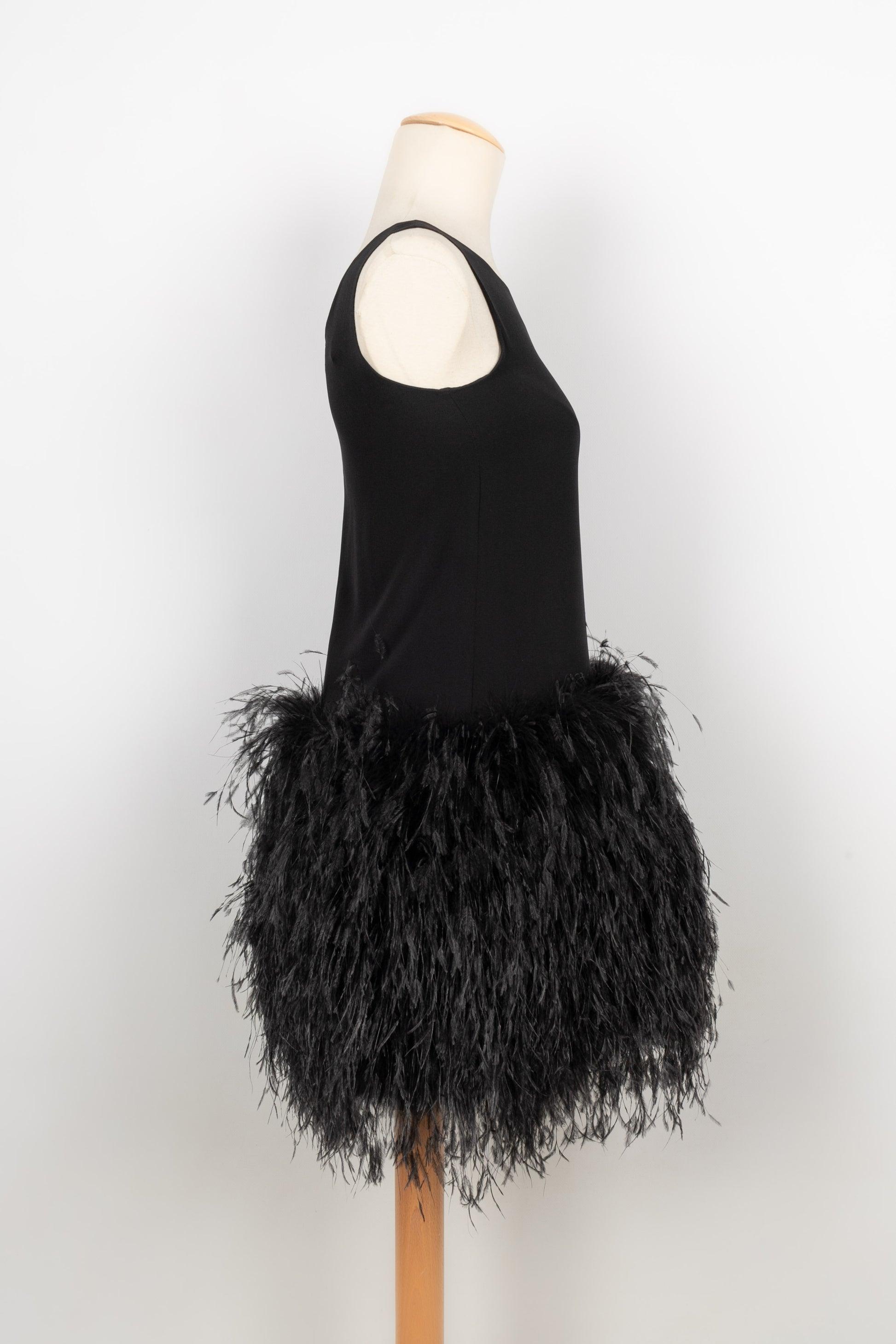 Dior - Short black silk dress with ostrich feathers. No size label, it fits a 36FR. Fall-Winter 2003 Collection.

Additional information:
Condition: Very good condition
Dimensions: Chest: 43 cm - Length: 81 cm
Period: 21st Century

Seller Reference: