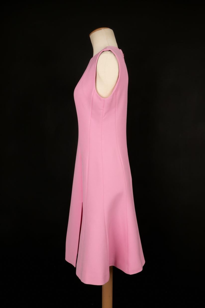 Dior - (Fabriqué en Italie) Robe courte en laine rose. Taille 38FR.

Informations complémentaires :
Condit : Très bon état.
Dimensions : Poitrine : 42 cm - Taille : 36 cm - Longueur : 100 cm

Référence du vendeur : VR212
