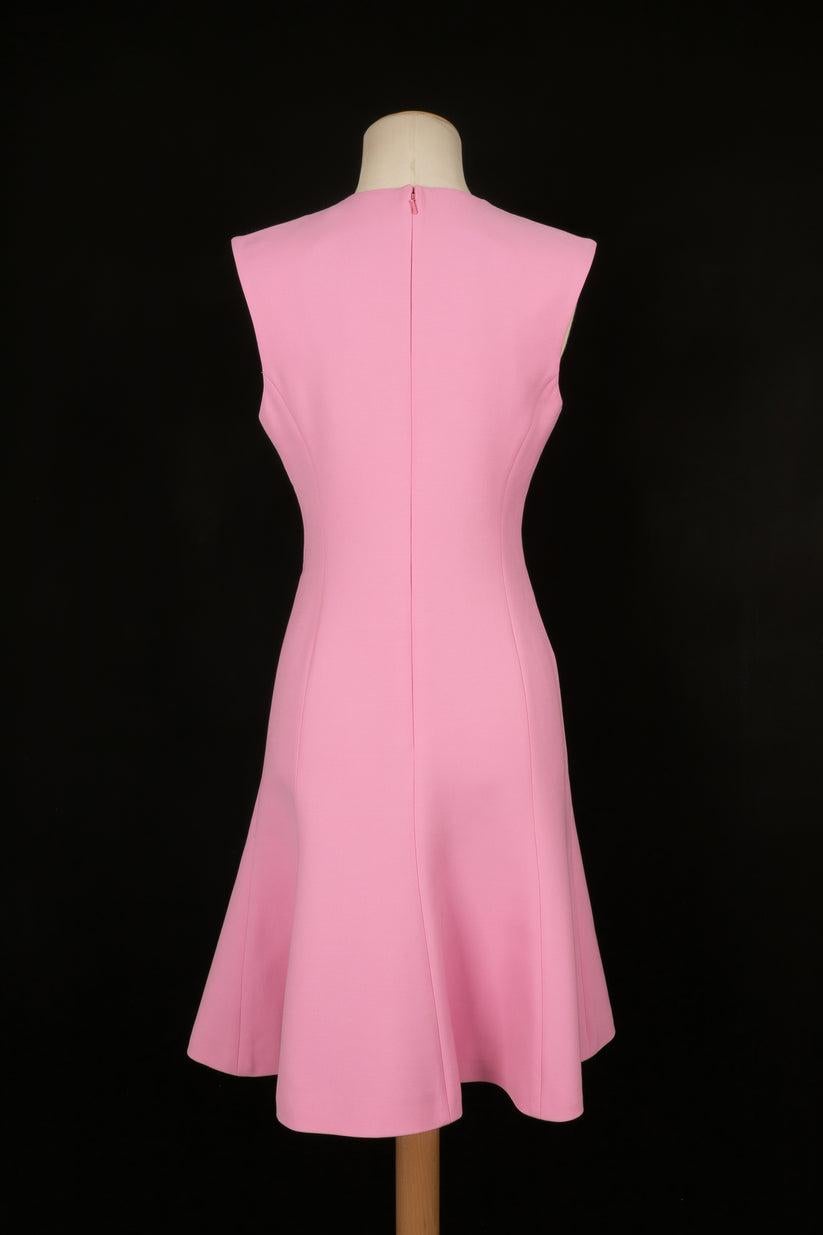 Dior Kurzes rosafarbenes Wollkleid im Zustand „Hervorragend“ im Angebot in SAINT-OUEN-SUR-SEINE, FR