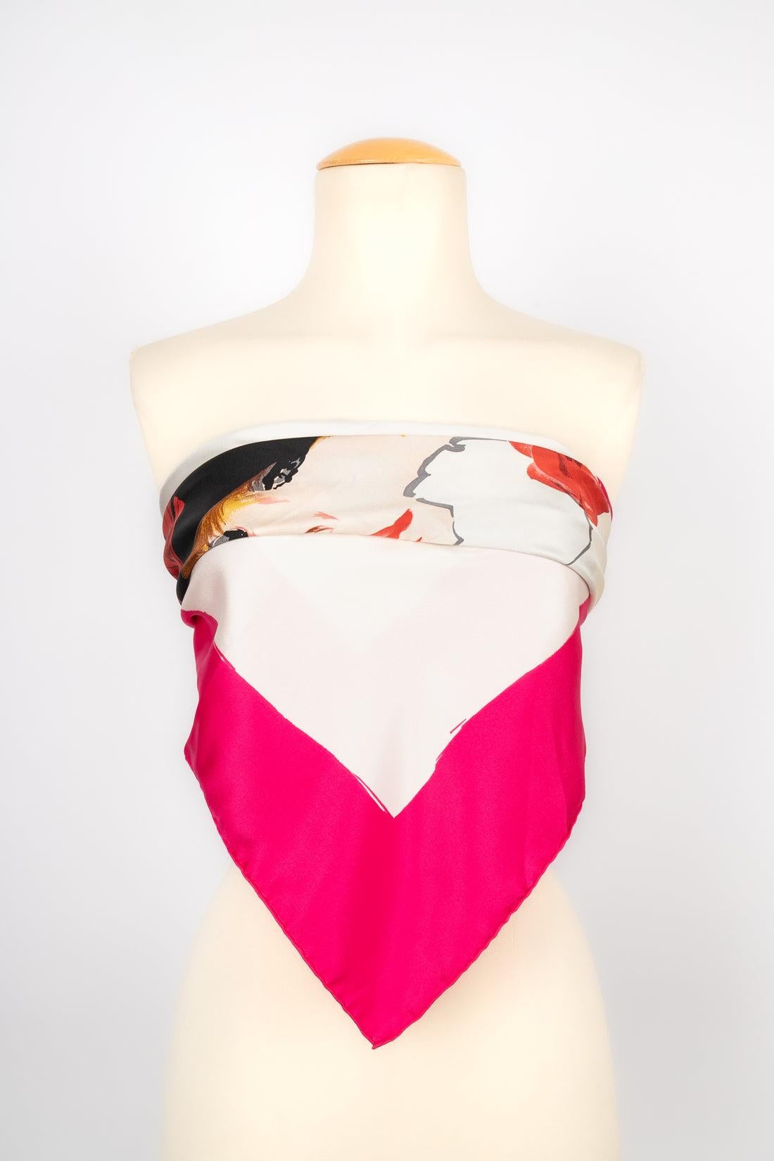 Dior - (Made in Italy) Beige and pink square foulard illustrated with a woman face.

Additional information:
Condition: Very good condition
Dimensions: 90 cm x 90 cm

Seller Reference: FFD6