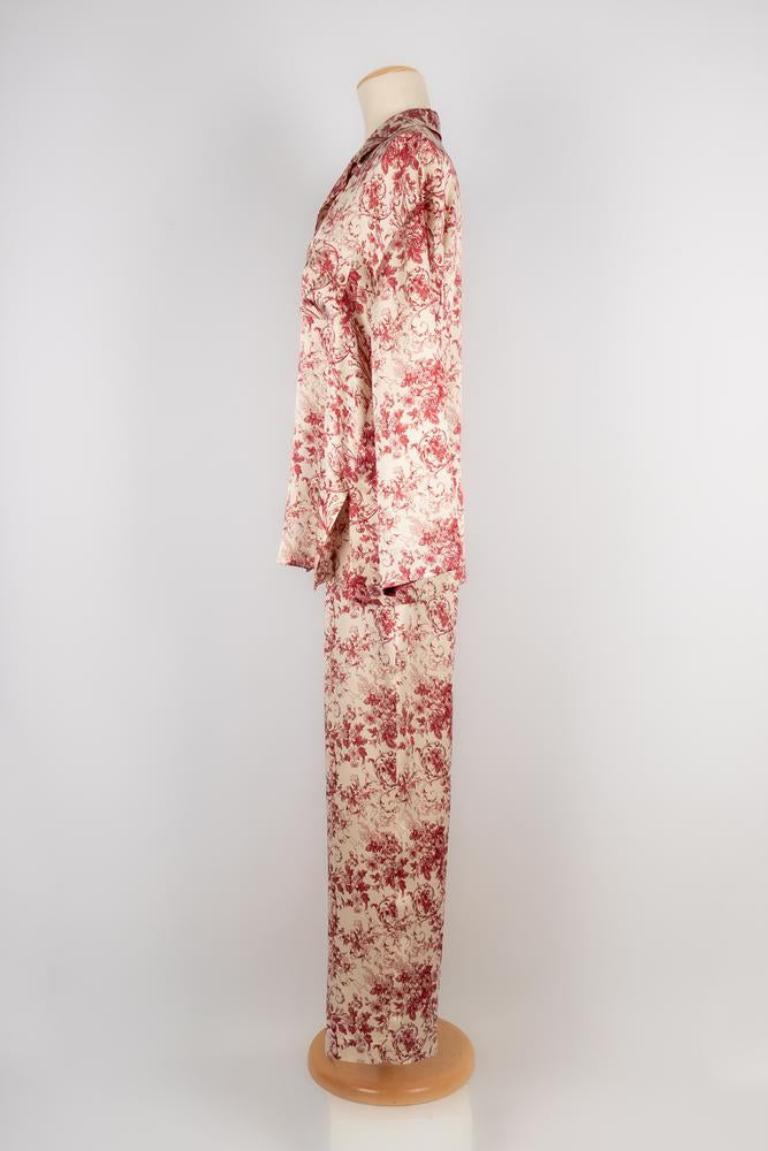 Dior - (Made in France) Blue and off-white silk night set composed of a bra, a jacket and a pair of pants. Size 40FR.

Additional information:
Condition: Very good condition
Dimensions: Shirt: Shoulder width: 53 cm - Sleeve length: 55 cm - Length: