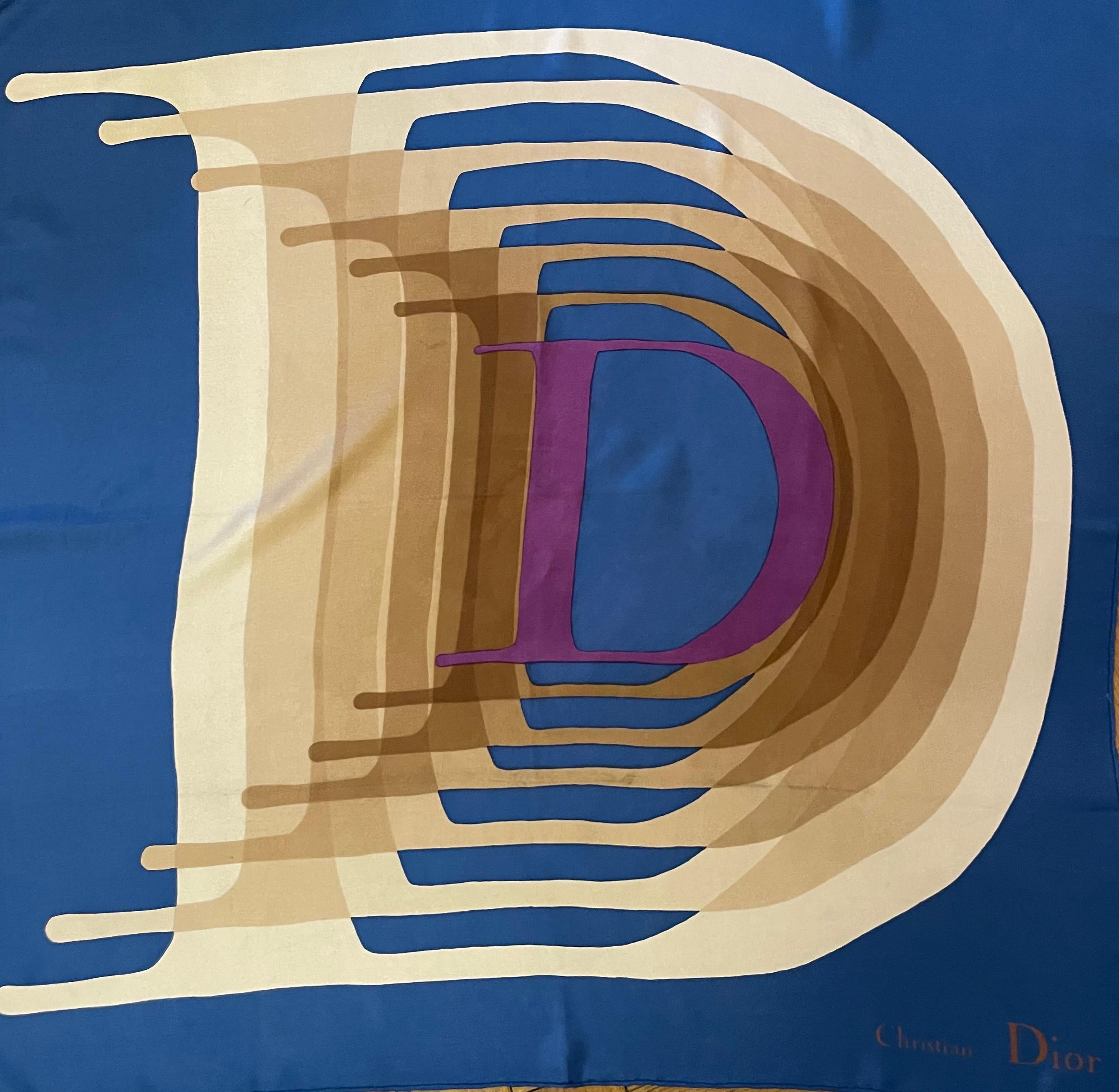 Pañuelo de seda Dior Logo D Grande. Este pañuelo vintage made in France está en buen estado, pero los colores siguen vivos. 
Desde 1970. 
30 x 30 cm. 