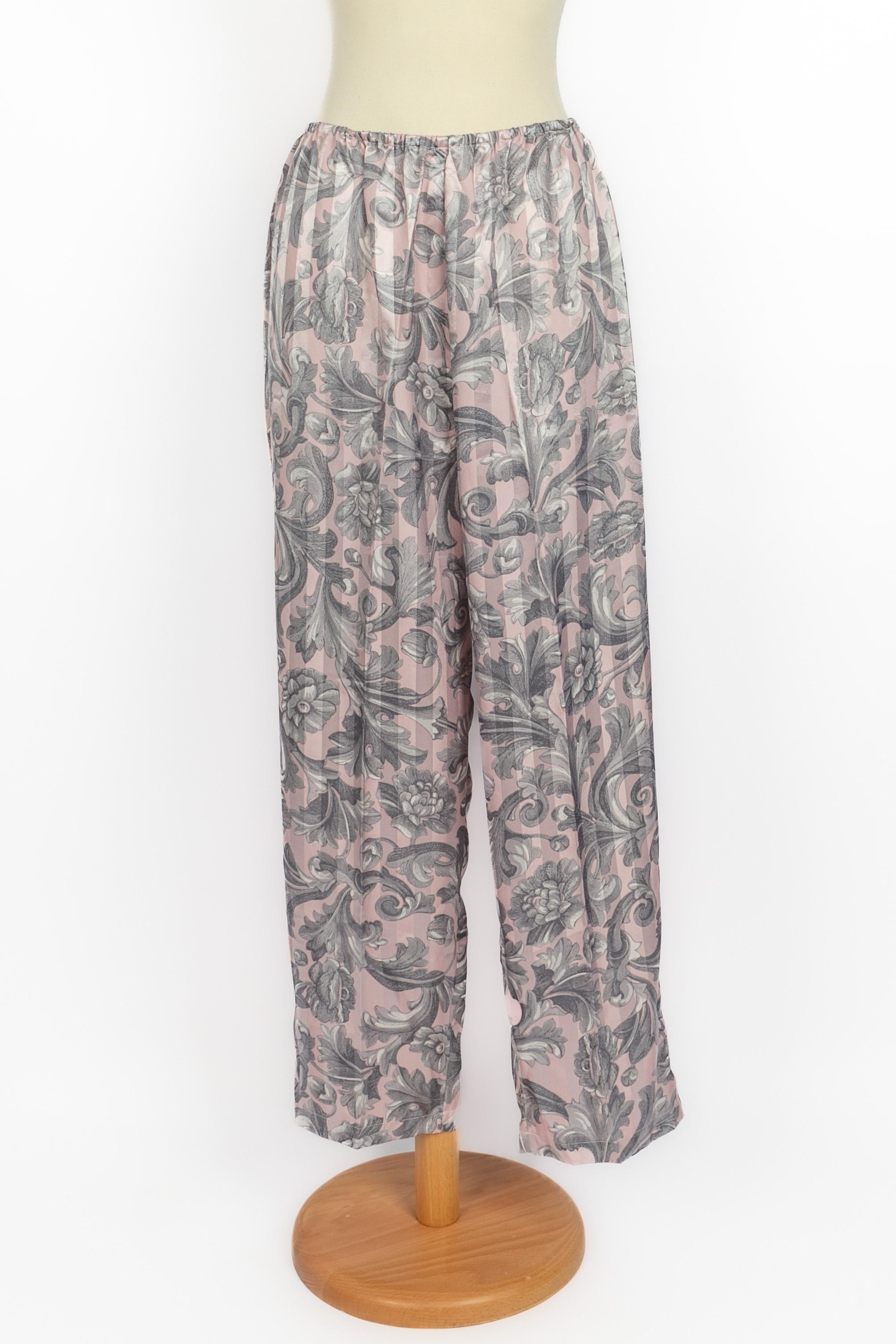 DIOR - Pink and gray silk set composed of a shirt and trousers. Composition and size labels missing, it fits a 42FR/44FR.

Condition:
Very good condition

Dimensions:
Shirt: Shoulder width: 45 cm - Chest: 51 cm - Sleeve length: 51 cm // Trousers: