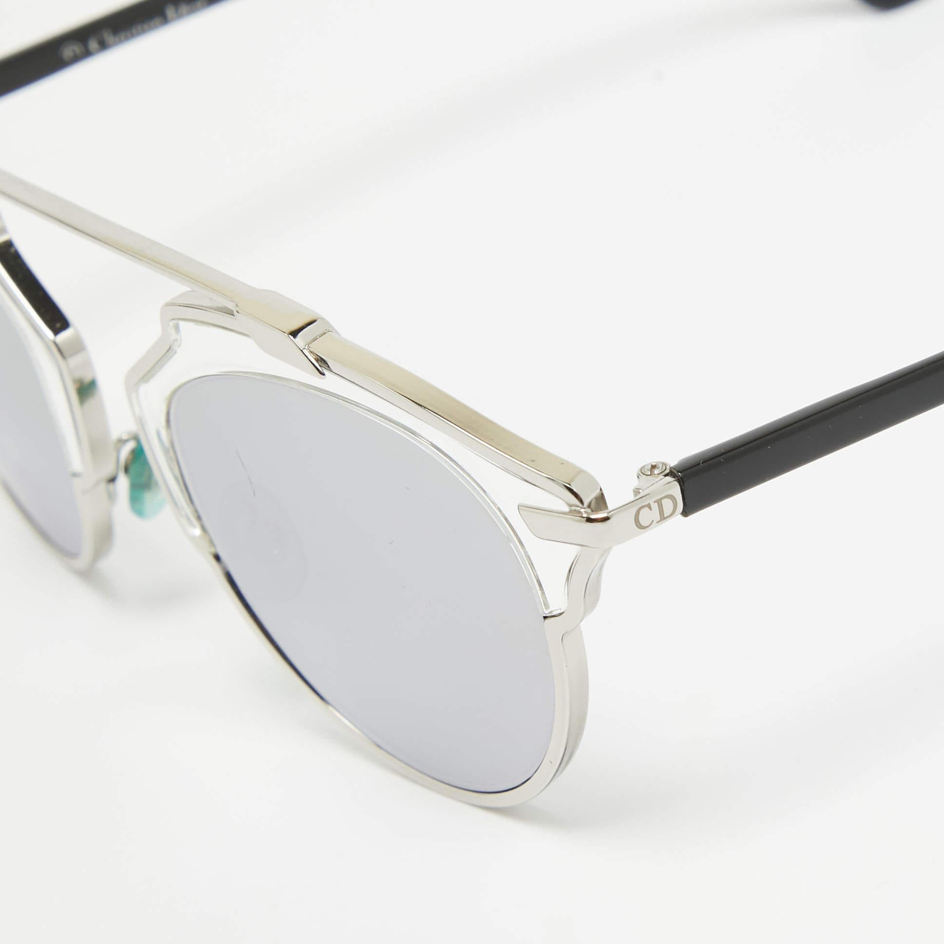 Made to eloquently express your personal style, these Dior sunglasses come in an aviator frame with sturdy temples and brand detailing on the sides. While its design will make you stand out, the reflected lenses will provide sufficient protection.