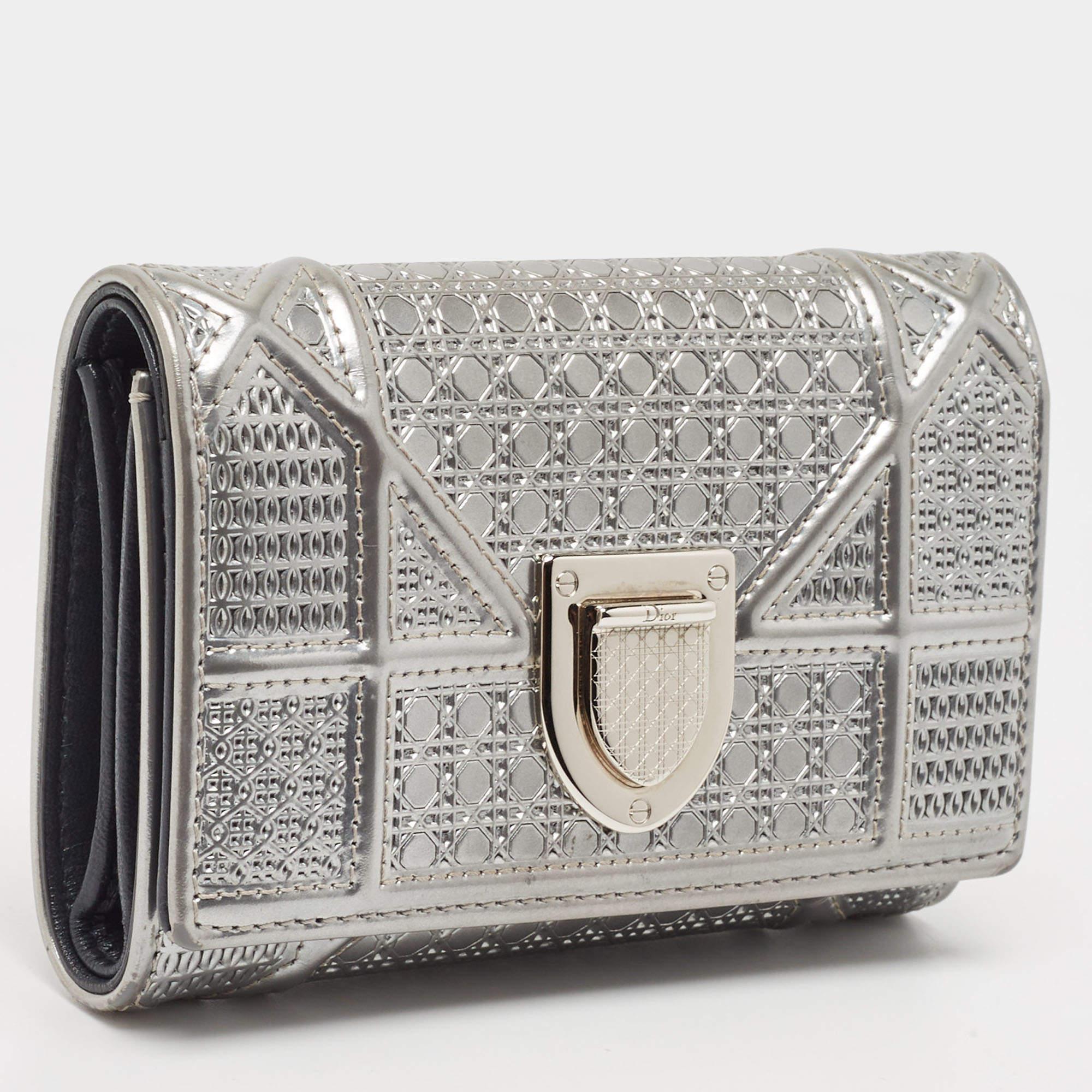 Elevate your everyday elegance with this Dior wallet. Meticulously crafted from premium materials, it seamlessly blends style, functionality, and sophistication, making it a great pick.

