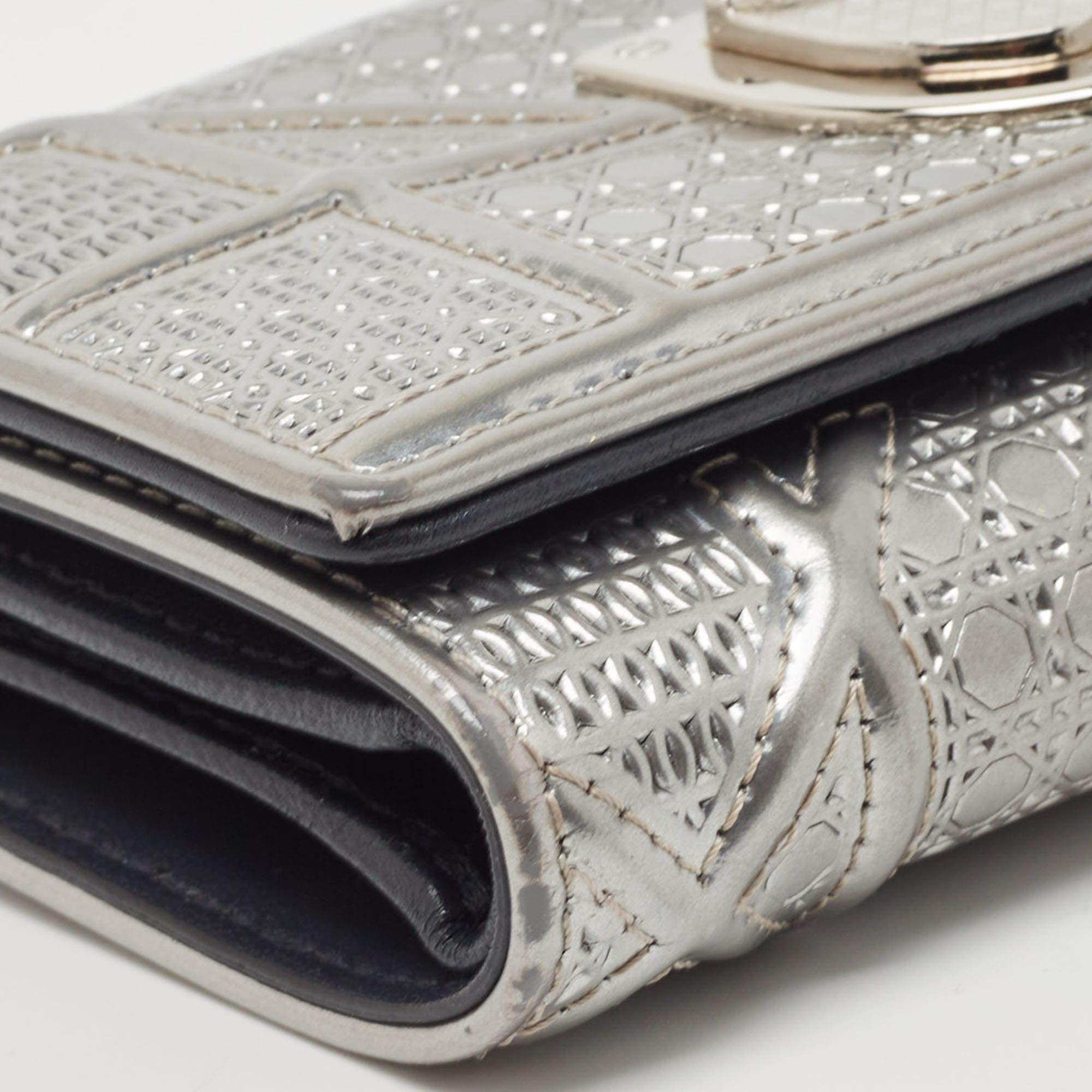 Dior Silver Cannage Patent Leather Diorama Trifold Wallet In Good Condition In Dubai, Al Qouz 2