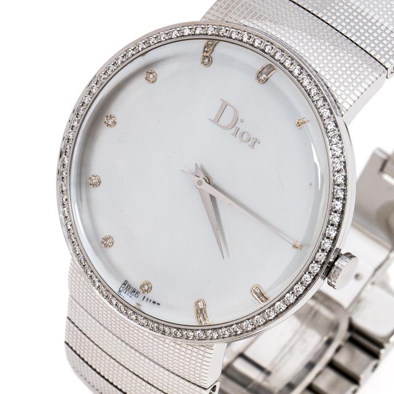 Elegant design and subtle aesthetics pretty much define this exquisite La D De Dior watch from the fashion house of Dior. It is rendered beautifully in a stainless steel body with a wide, round-shaped case of 38 mm diameter. The thin bezel