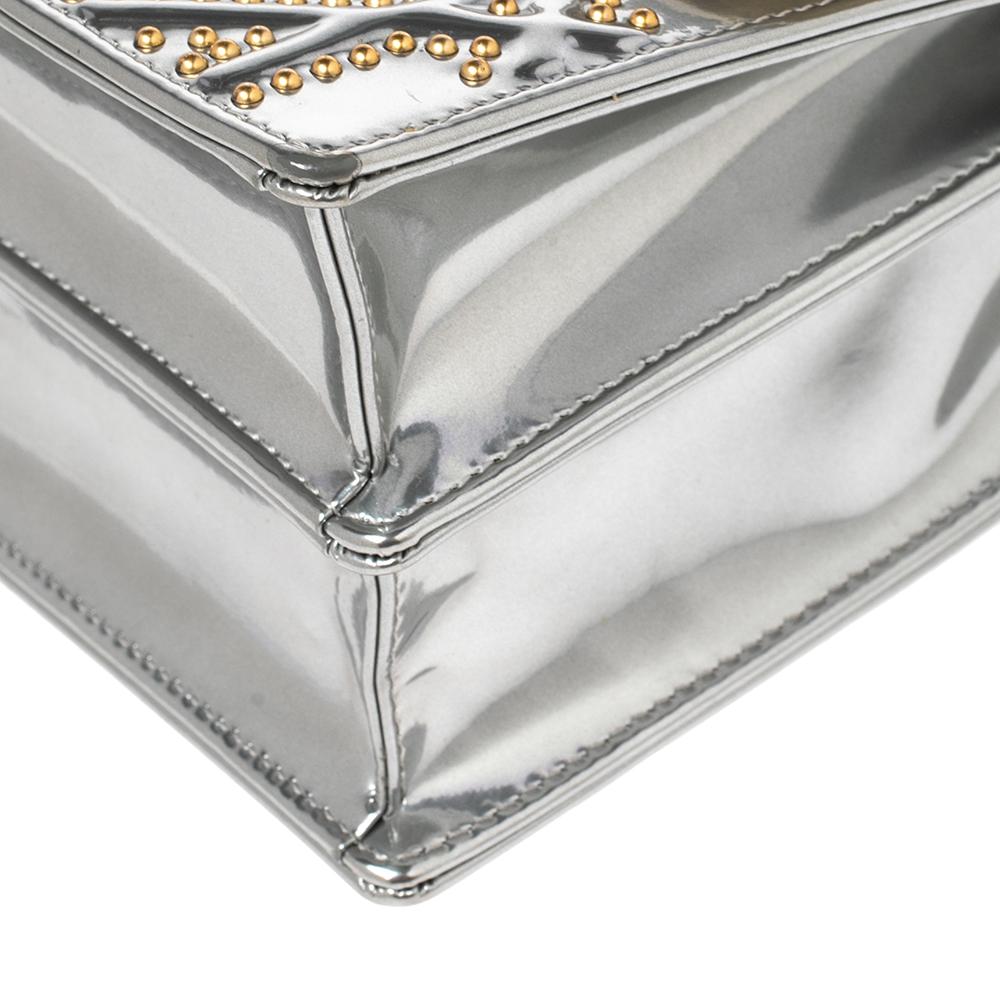 Dior Silber glänzendes Leder Diorama beschlagene vertikale Kette Clutch im Zustand „Gut“ in Dubai, Al Qouz 2
