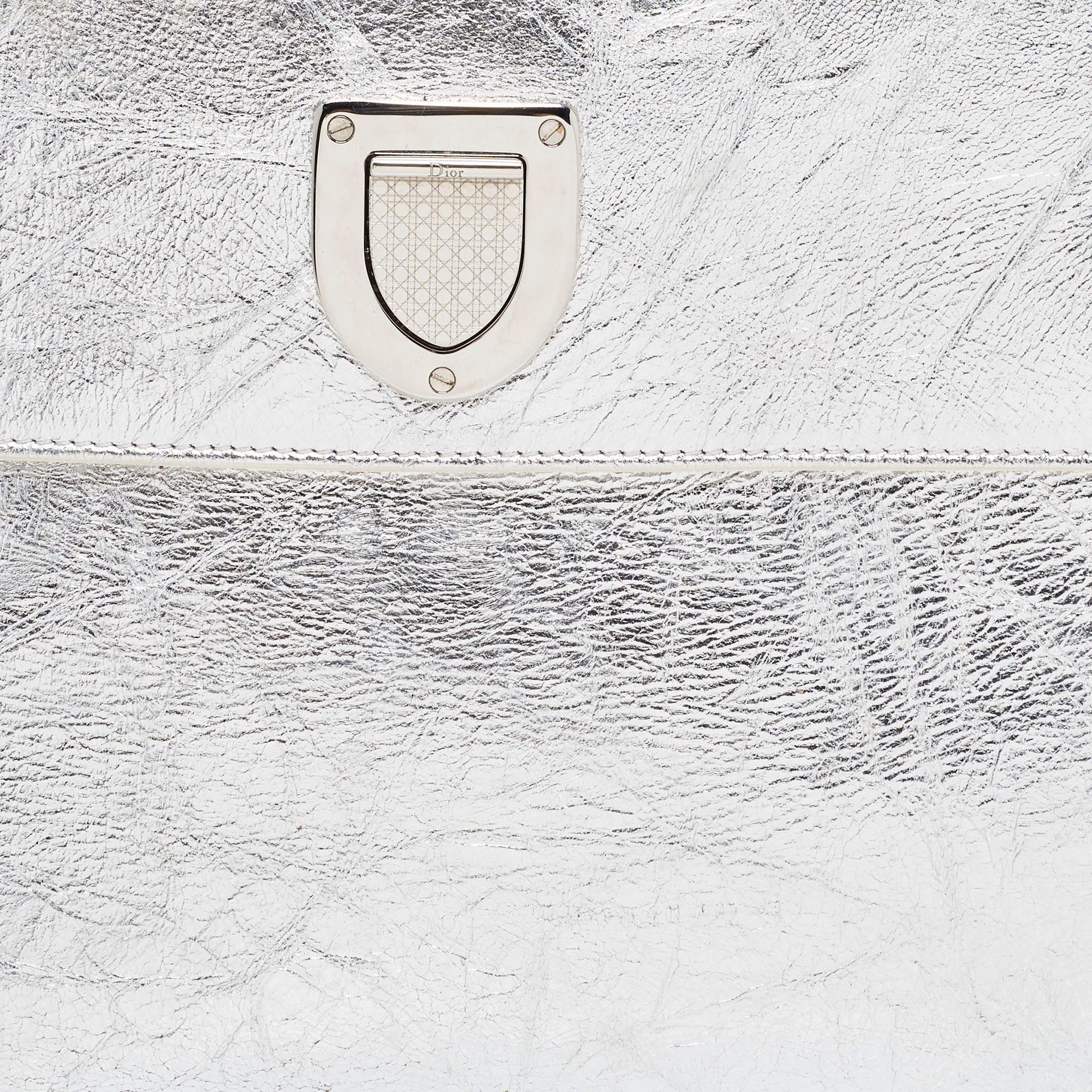 Dior Silberne Diorever Tasche aus laminiertem Leder 12