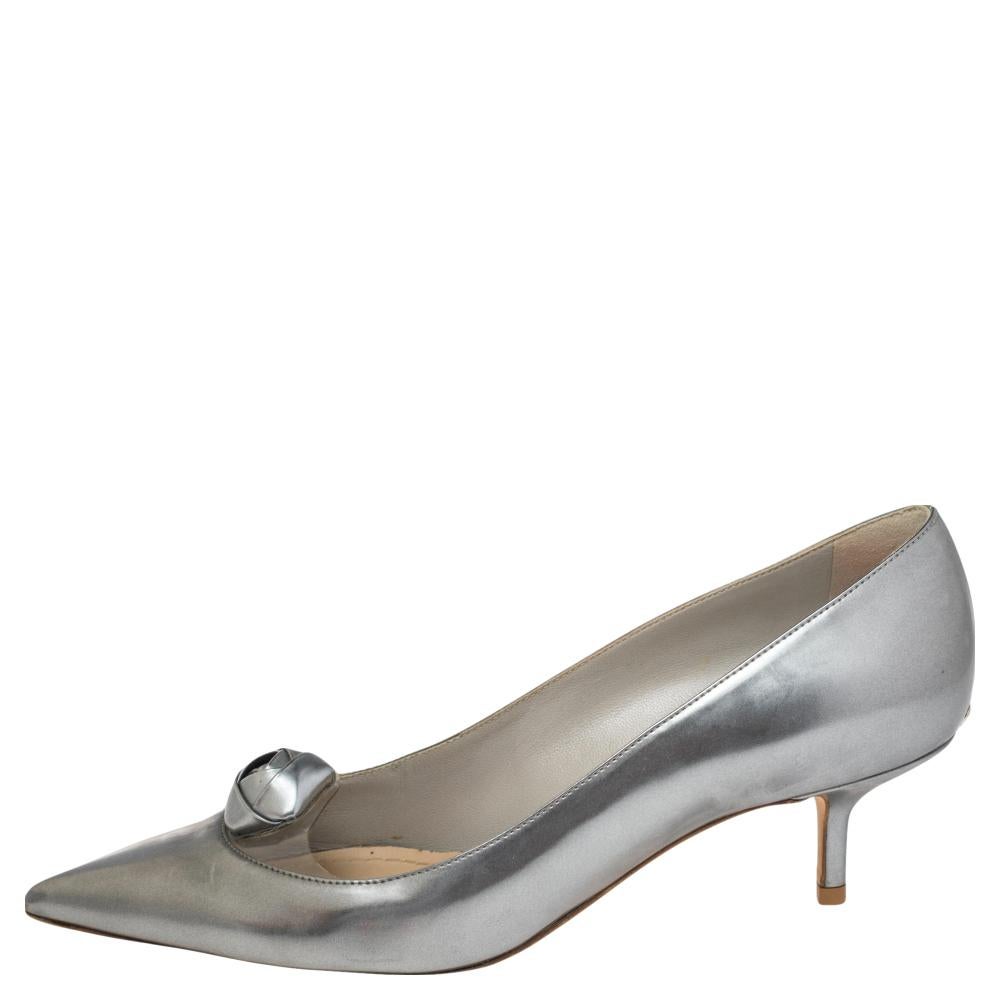 Complete your statement look for the evening by wearing these marvelous pumps from Dior. A fine blend of luxurious and graceful style, these pointed-toe pumps are made with leather and PVC on the upper with a dainty bow motif decorating the front. A