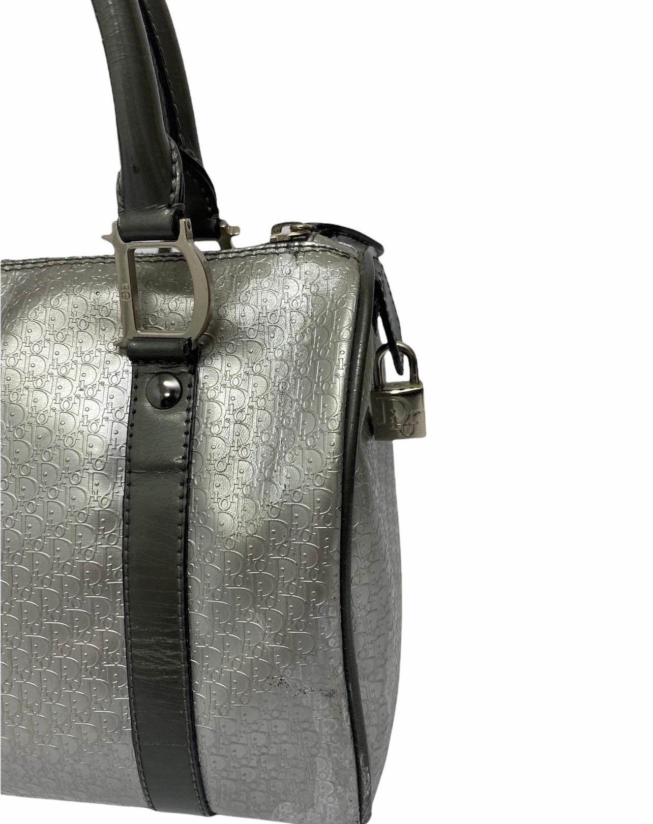Satchel signed Dior, made of silver leather with gray patent inserts and silver hardware. Equipped with a zip closure, internally lined in black nylon, quite roomy. Equipped with double rigid handle in gray leather and internal pockets with and