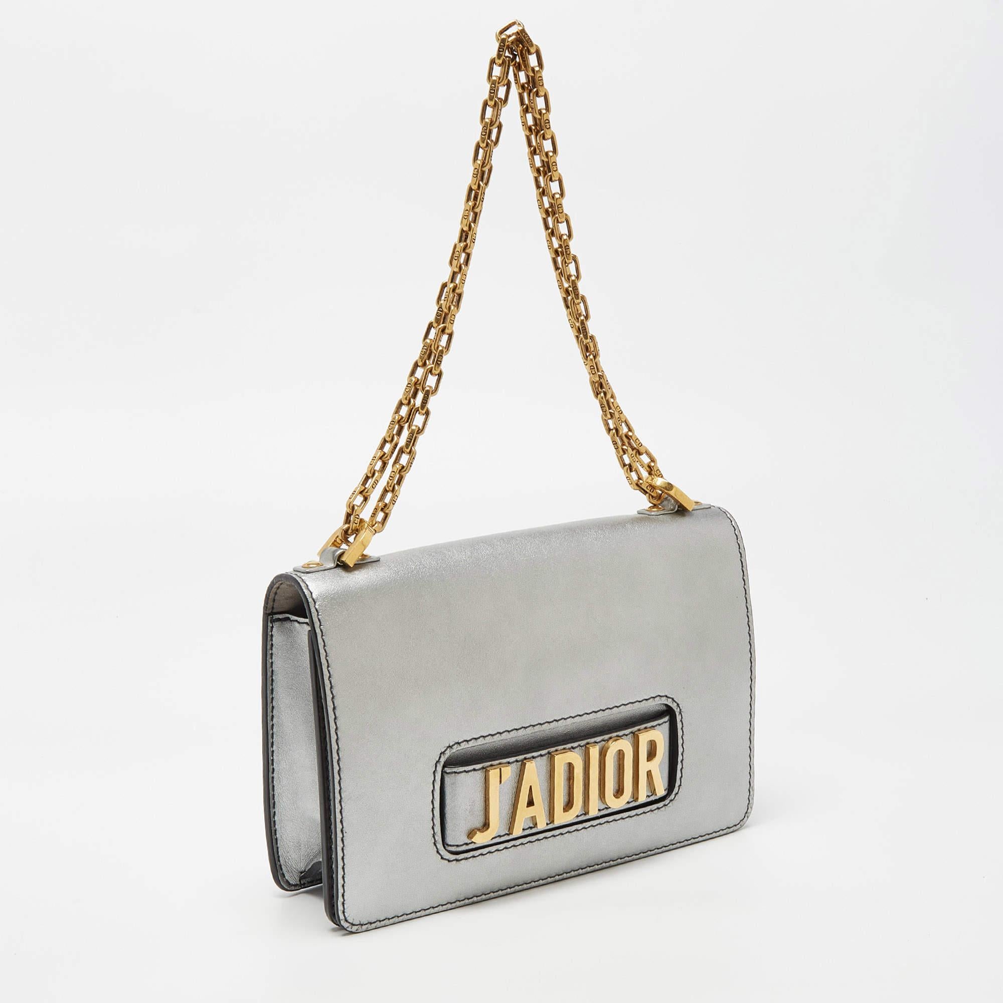 For a look that is complete with style, taste, and a touch of luxe, this designer bag is the perfect addition. Flaunt this beauty on your shoulder and revel in the taste of luxury it leaves you with.

