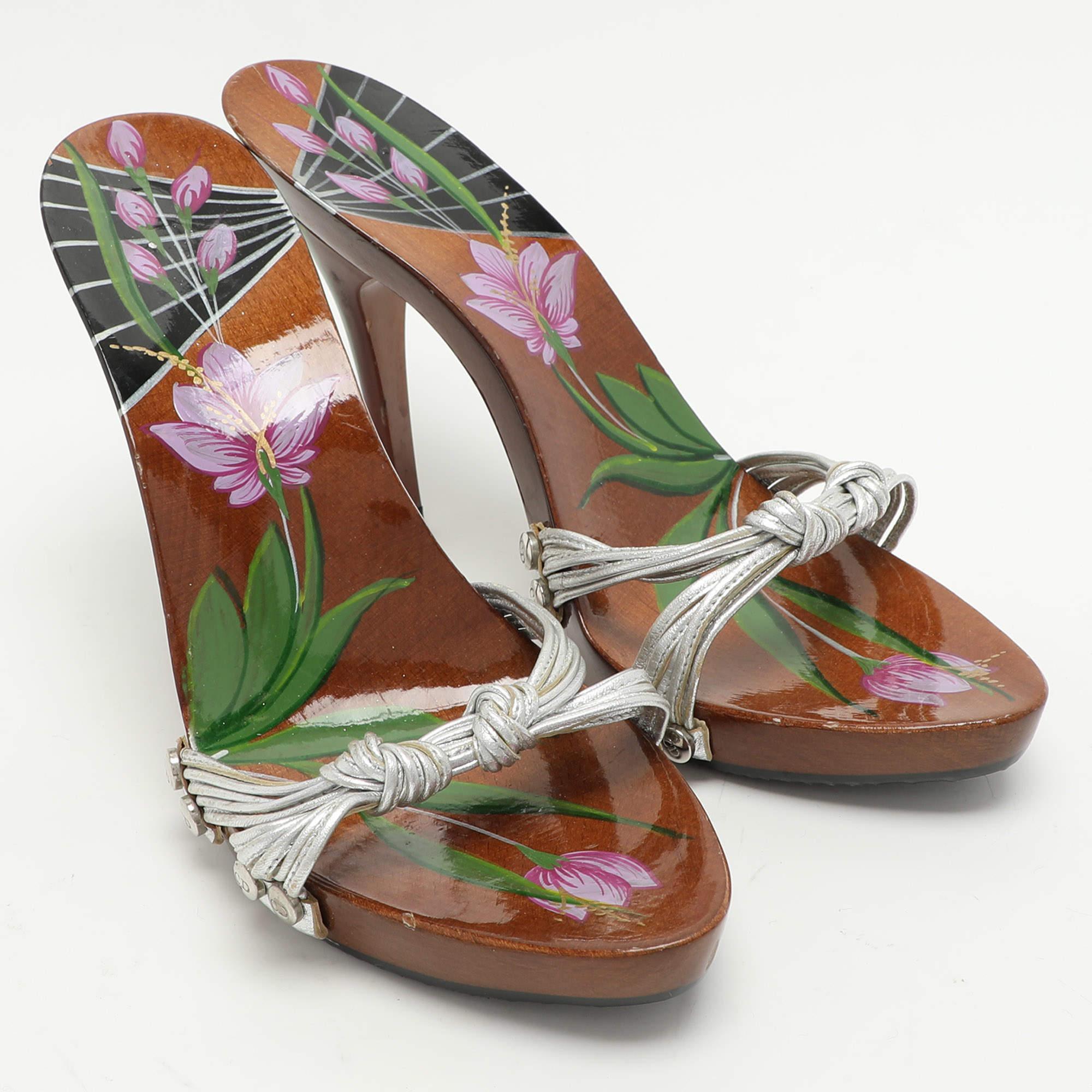 Dior Silver Leather Knot Wooden Slide Sandals Size 40.5 In Good Condition In Dubai, Al Qouz 2