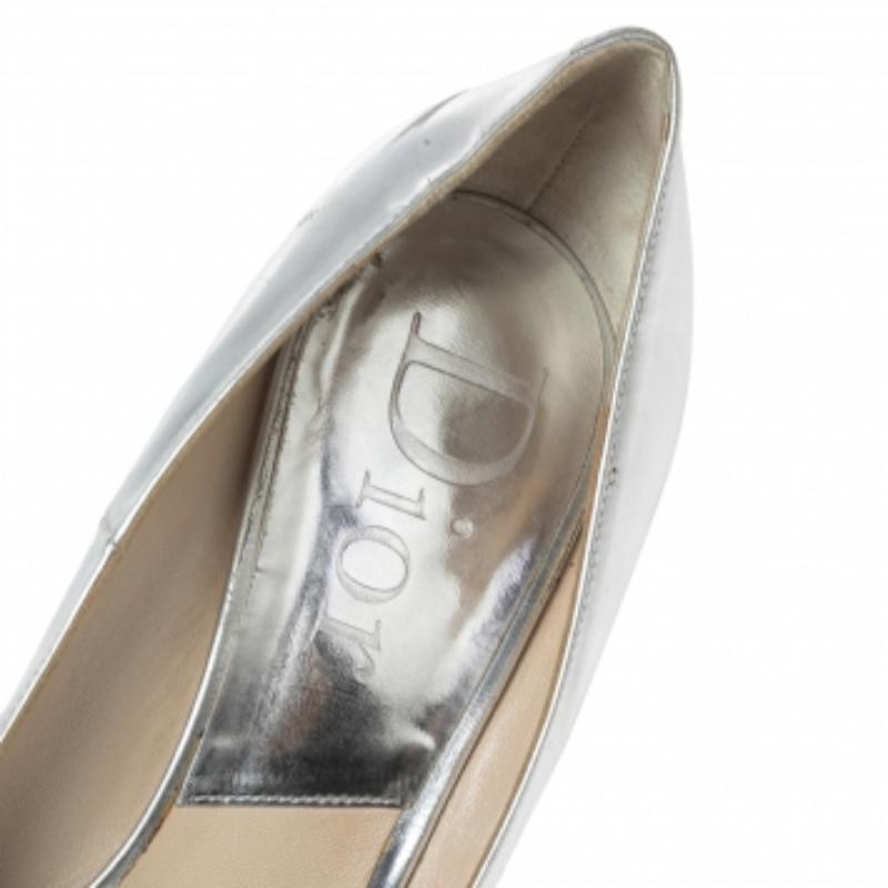 La collezione Miss Dior di Dior è una creazione importante che continua ad attrarre tutti con il suo stile impeccabile. Queste décolleté Miss Dior sono realizzate in pelle e sono dotate di punta, plateau e tacco alto. Esci con coraggio indossando