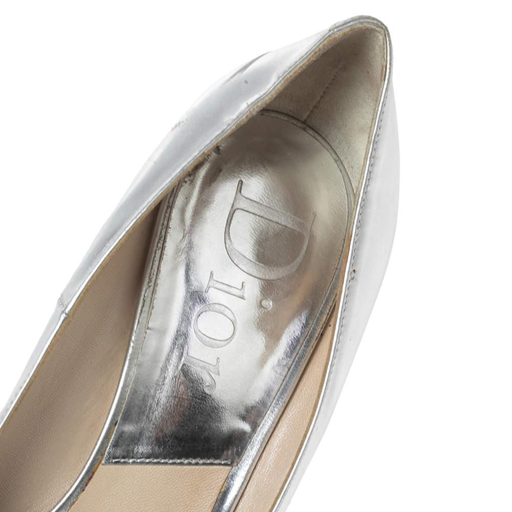Escarpins Miss Dior à bout ouvert en cuir argenté, taille 40,5 État moyen - En vente à Dubai, Al Qouz 2