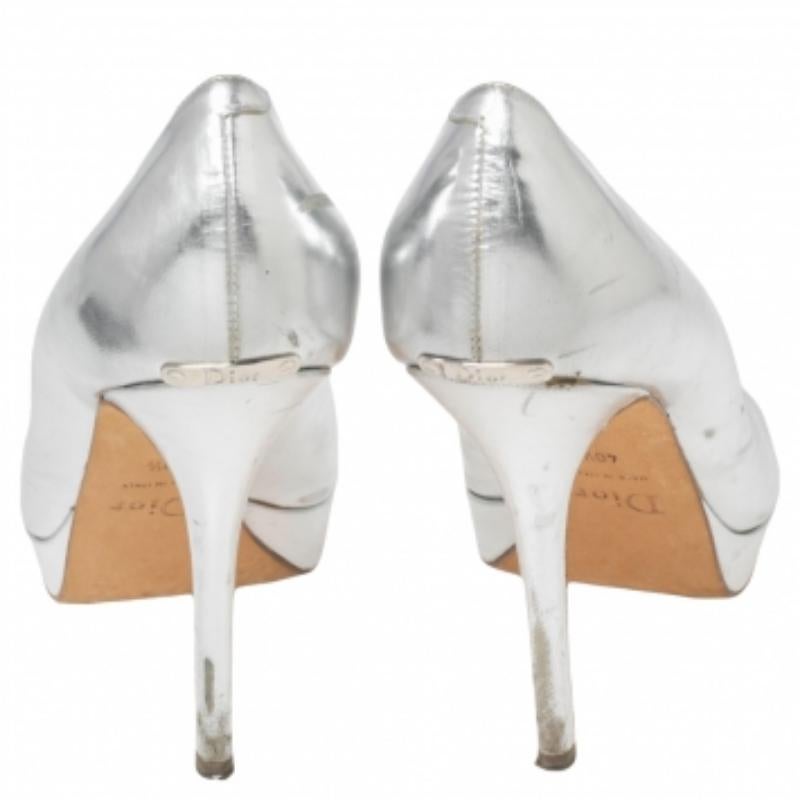 Donna A. Silver in pelle Miss Dior Peep Toe Pumps Taglia 40.5 in vendita
