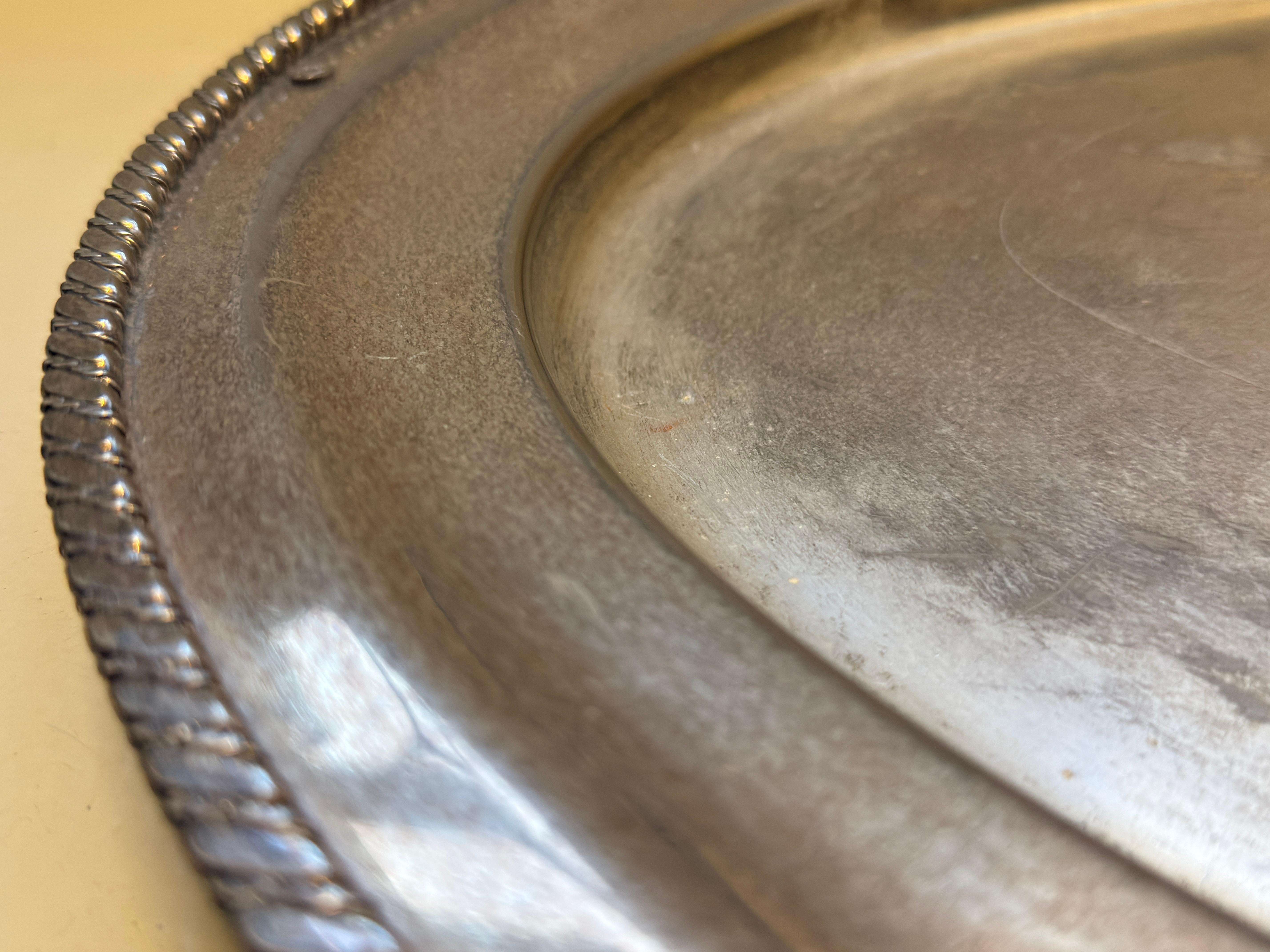 Plateau Dior en métal argenté orné d'une chaîne tressée en vente 3