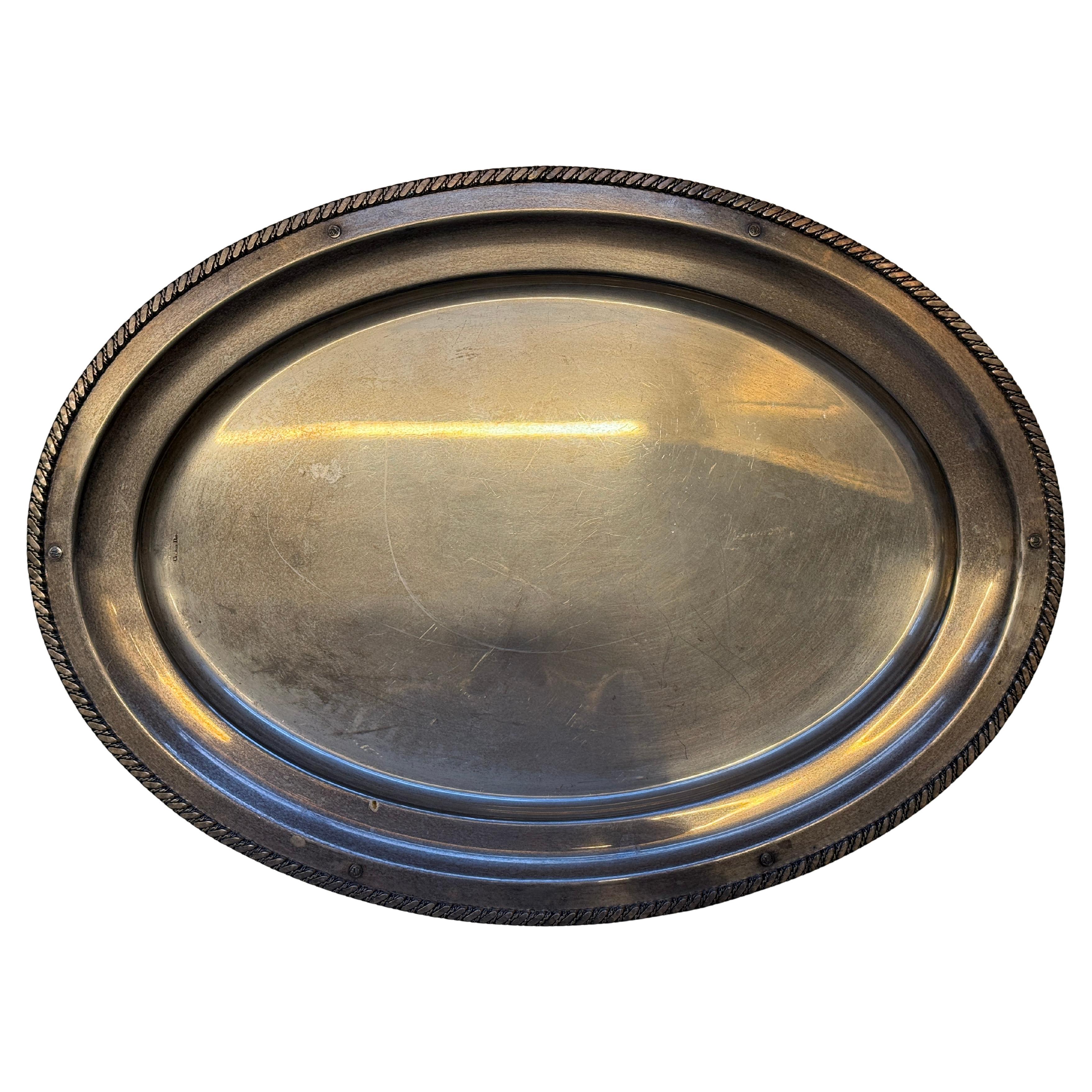 Plateau Dior en métal argenté orné d
une chaîne tressée en vente