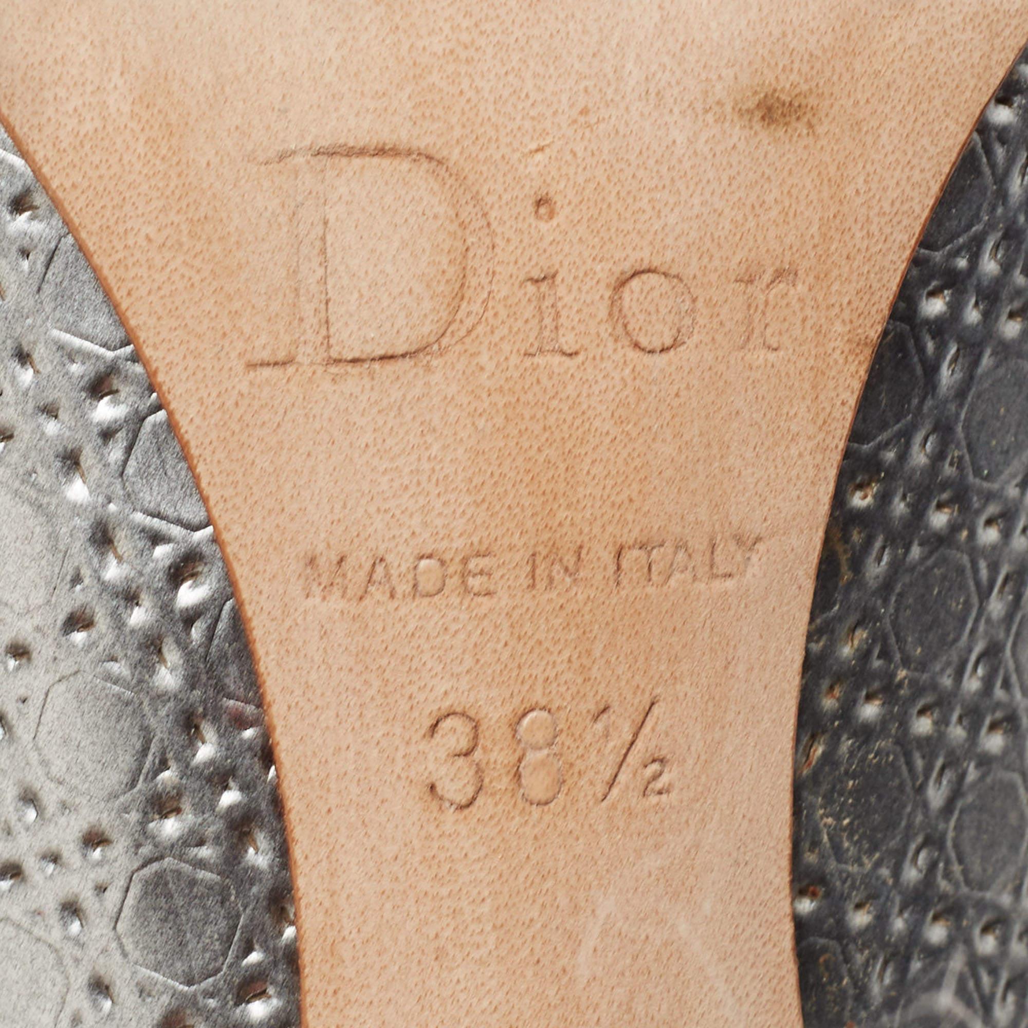 Dior Silber Micro Cannage Lack Cherie spitz zulaufende Pumps Größe 38,5 im Angebot 2