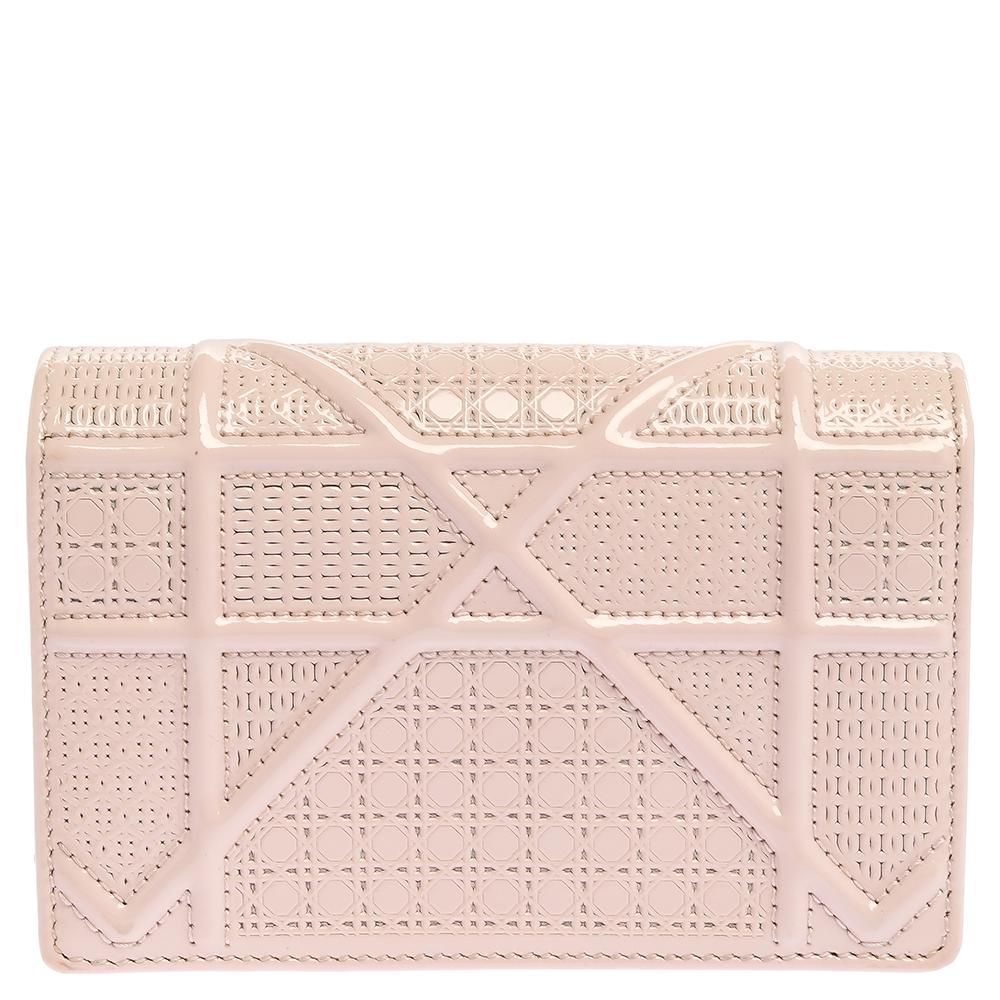 The silver sheen greets us with the patent leather that forms the exterior of this breathtaking Diorama bag! Styled with the signature micro-cannage pattern in a sturdy silhouette, its allure is exemplified by the crest-shaped magnetic clasp on the