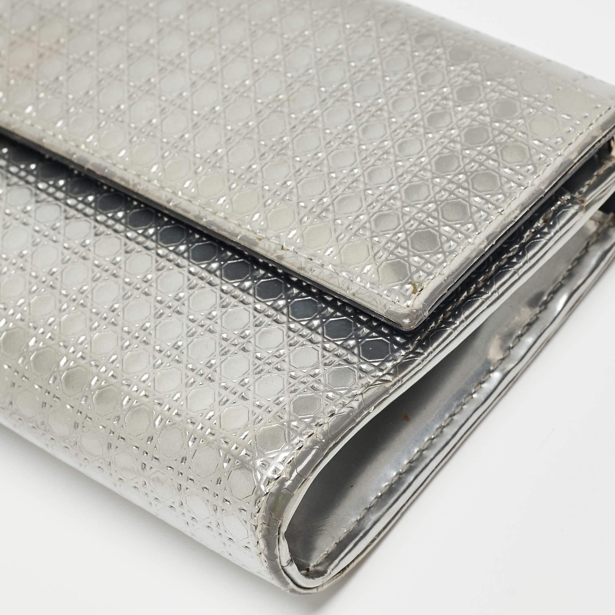 Dior Silber Microcannage Lackleder Croisiere Brieftasche an Kette aus Lackleder im Angebot 8