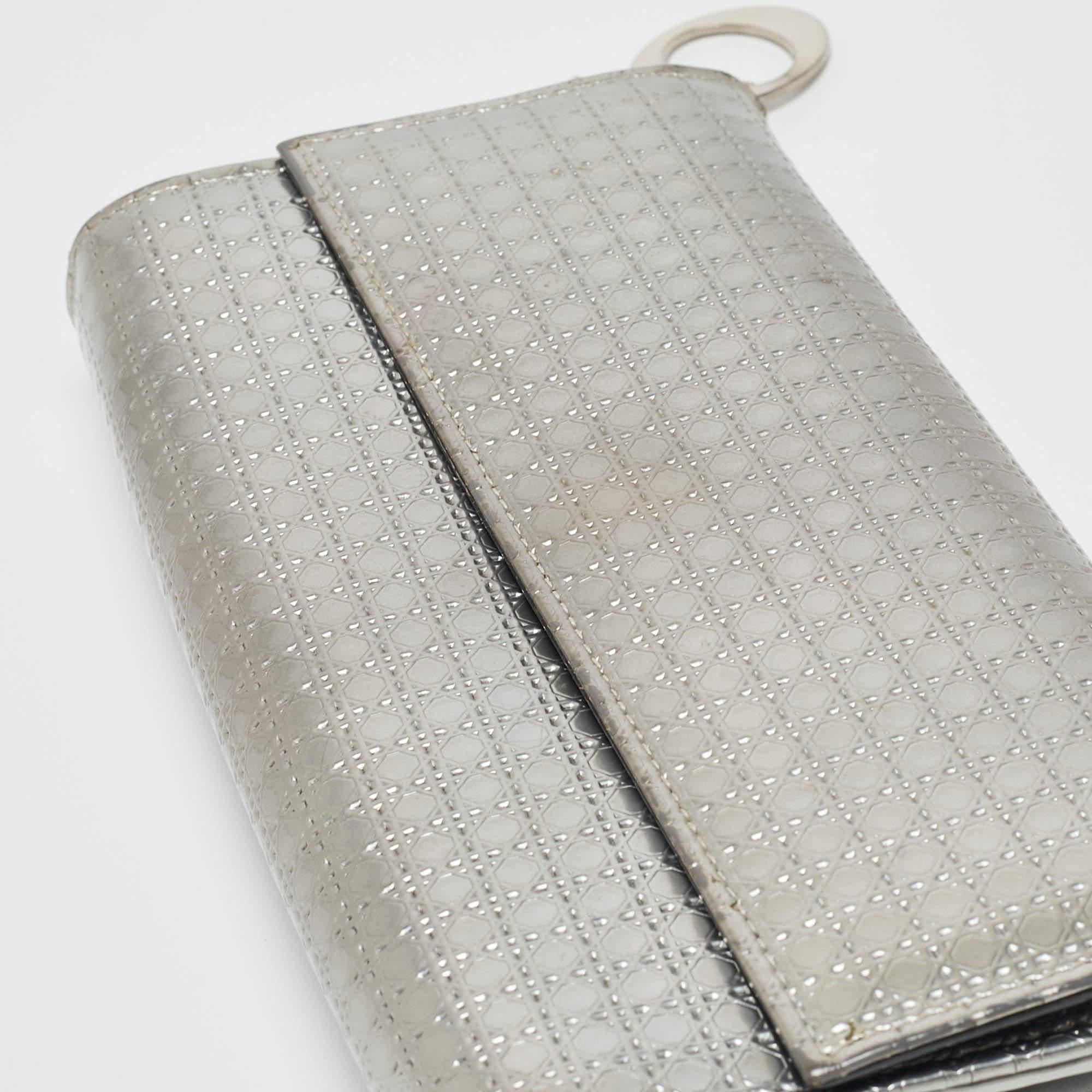 Dior Silber Microcannage Lackleder Croisiere Brieftasche an Kette aus Lackleder im Angebot 10