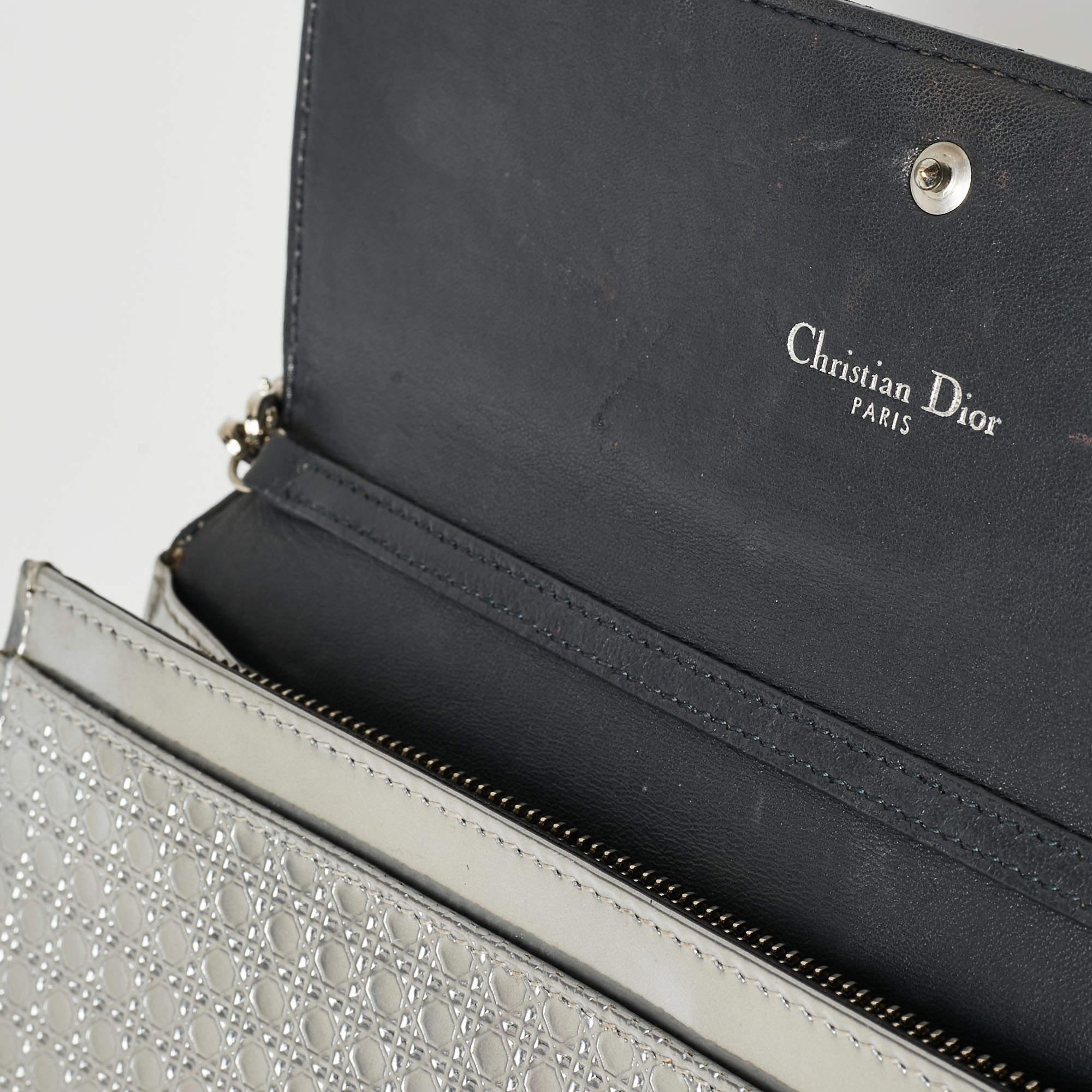 Dior Silber Microcannage Lackleder Croisiere Brieftasche an Kette aus Lackleder im Angebot 11