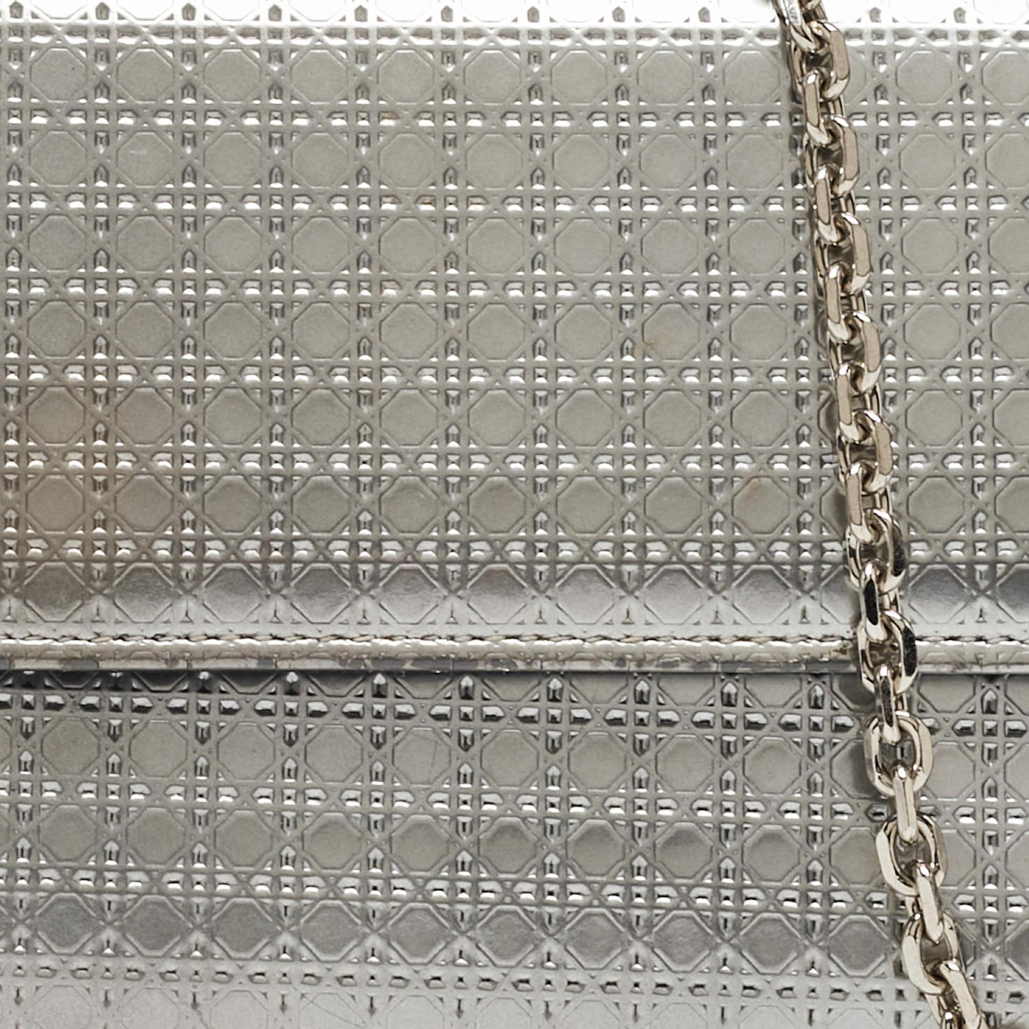 Dior Silber Microcannage Lackleder Croisiere Brieftasche an Kette aus Lackleder im Angebot 13