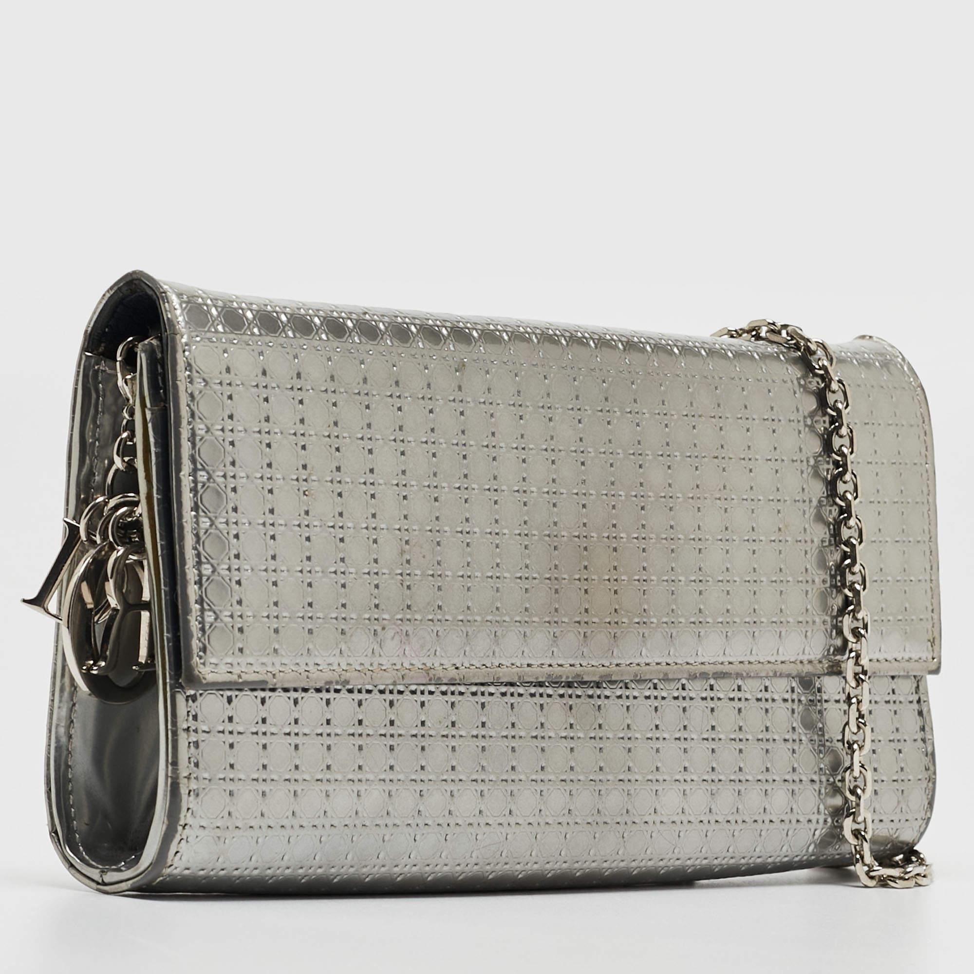 Dior Silber Microcannage Lackleder Croisiere Brieftasche an Kette aus Lackleder Damen im Angebot