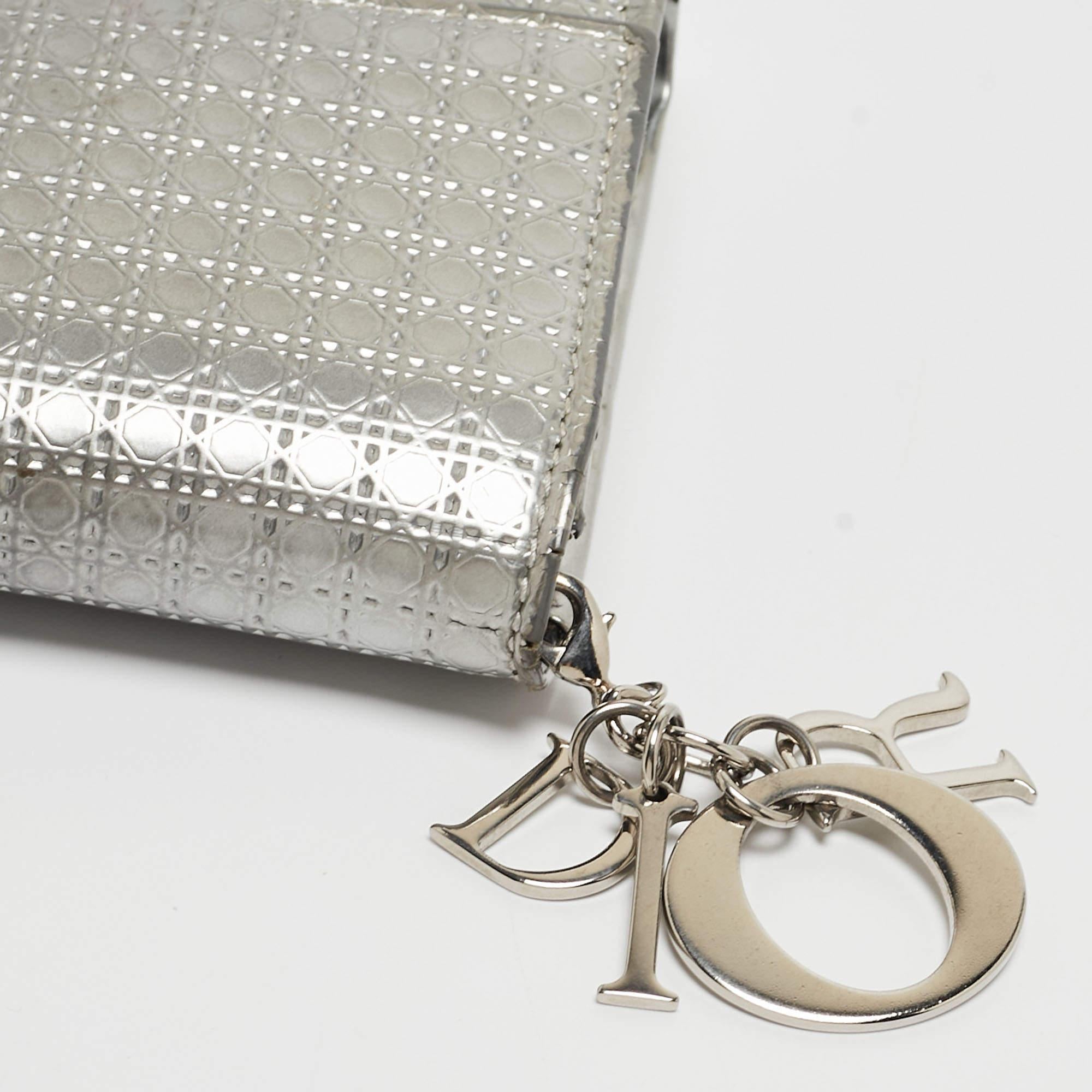 Dior Silber Microcannage Lackleder Croisiere Brieftasche an Kette aus Lackleder im Angebot 1