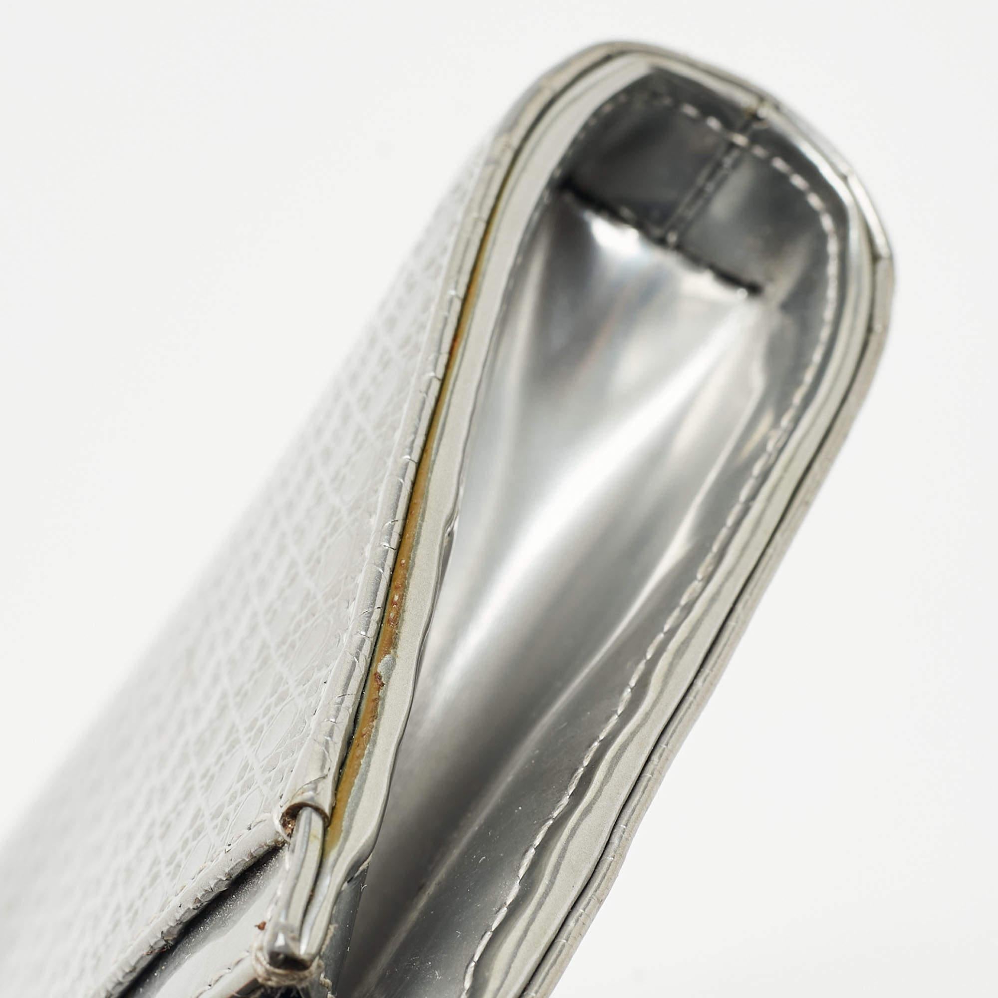 Dior Silber Microcannage Lackleder Croisiere Brieftasche an Kette aus Lackleder im Angebot 2