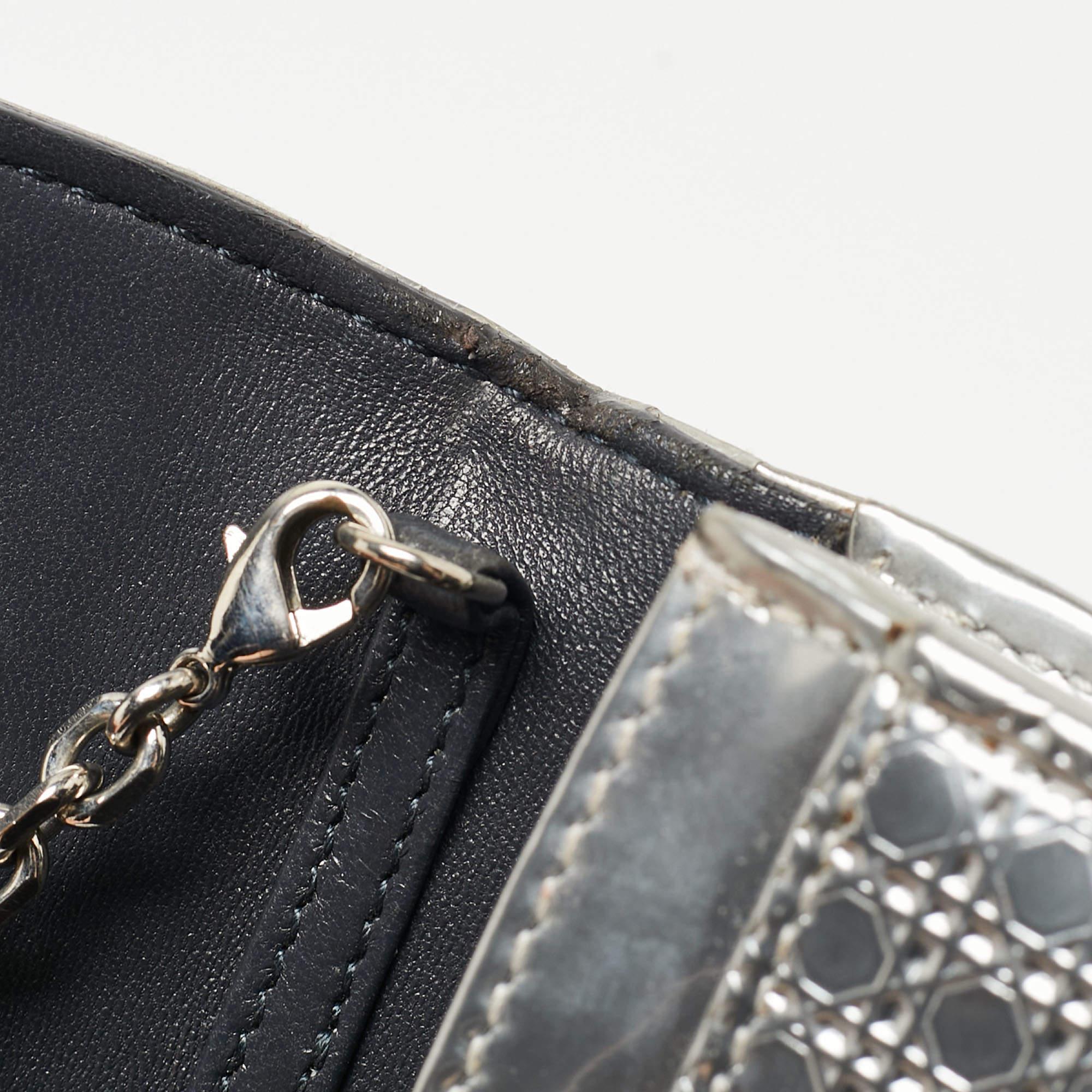 Dior Silber Microcannage Lackleder Croisiere Brieftasche an Kette aus Lackleder im Angebot 4