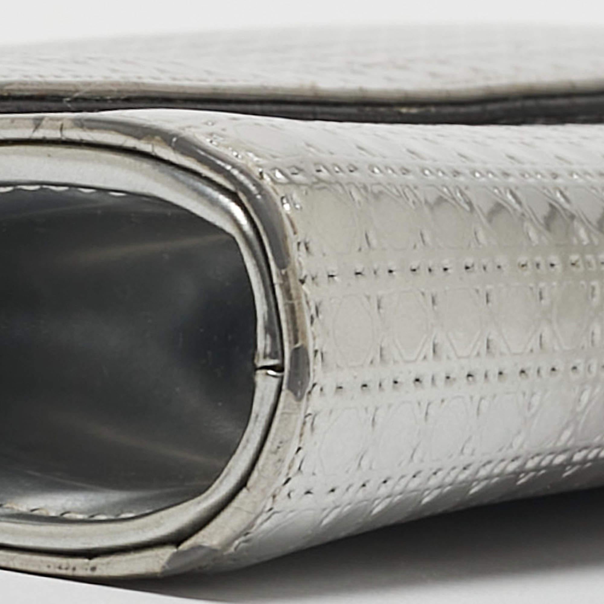 Dior Silber Microcannage Lackleder Croisiere Brieftasche an Kette aus Lackleder im Angebot 5