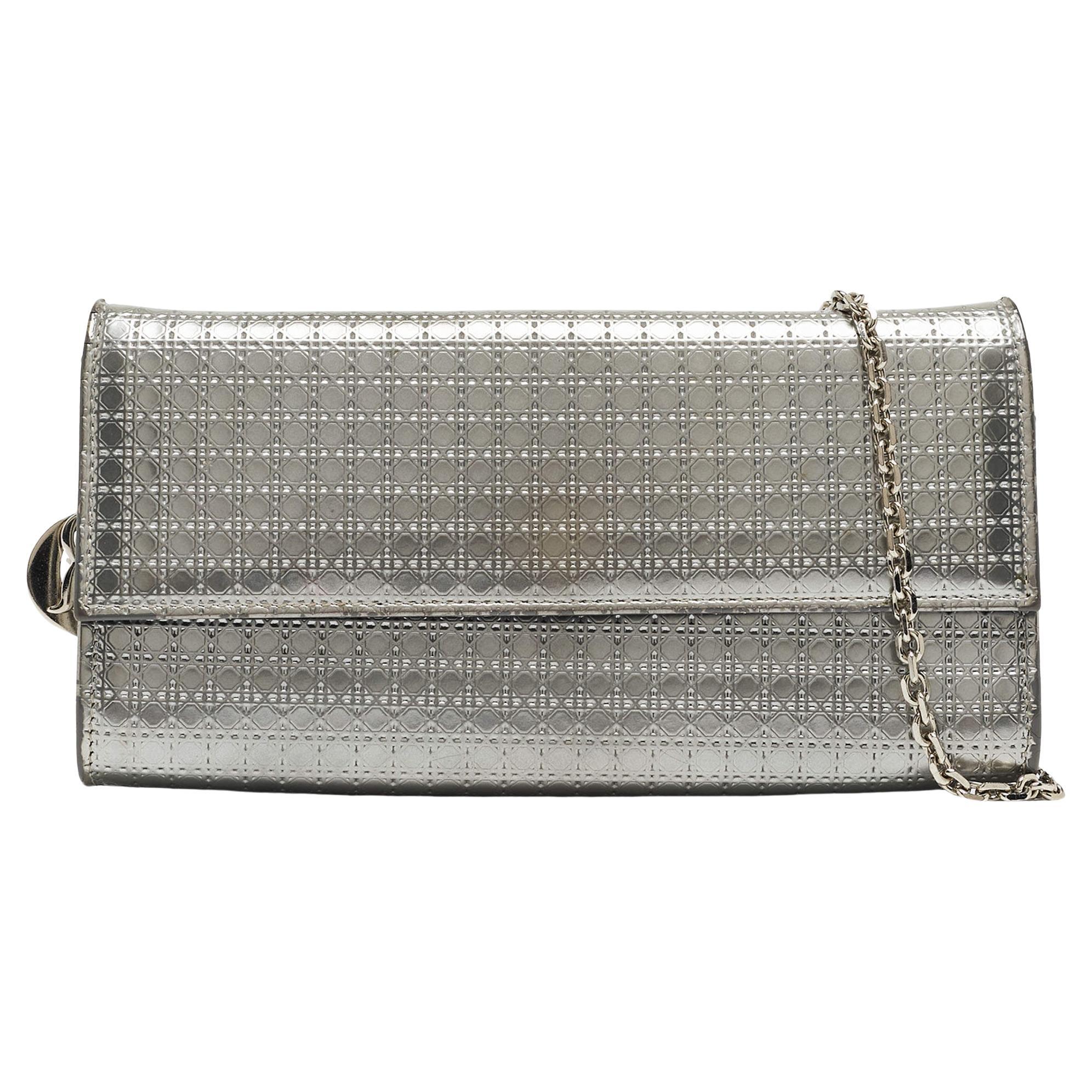 Dior Silber Microcannage Lackleder Croisiere Brieftasche an Kette aus Lackleder im Angebot